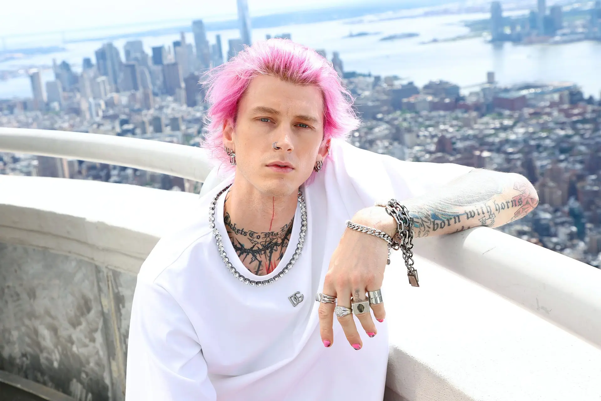 NEW YORK, NEW YORK – JUNE 28: Machine Gun Kelly visits the Empire State Building on June 28, 2022 in New York City. (Photo by Arturo Holmes/Getty Images for Empire State Realty Trust)