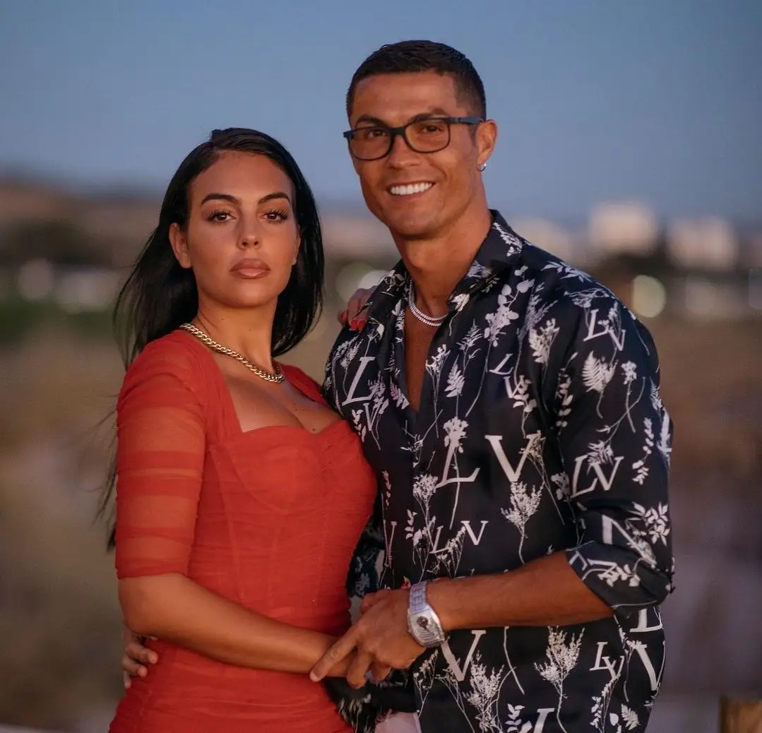 De férias, Cristiano Ronaldo mostra-se na companhia de Georgina e do filho em iate de luxo