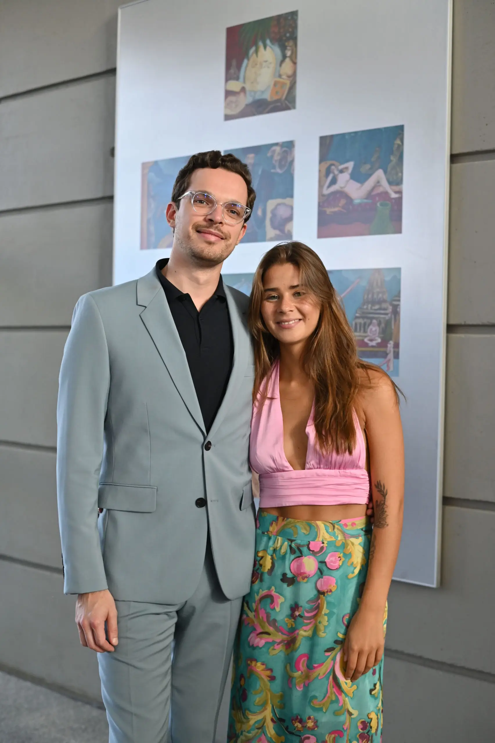 Martim Sousa Tavares posa ao lado da namorada em evento