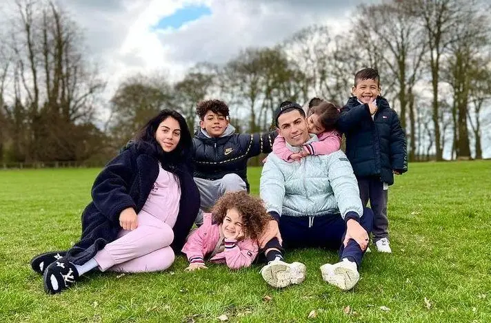 Pistas sobre o futuro? Camisola escolhida pelo filho de Ronaldo cria momento viral nas redes sociais