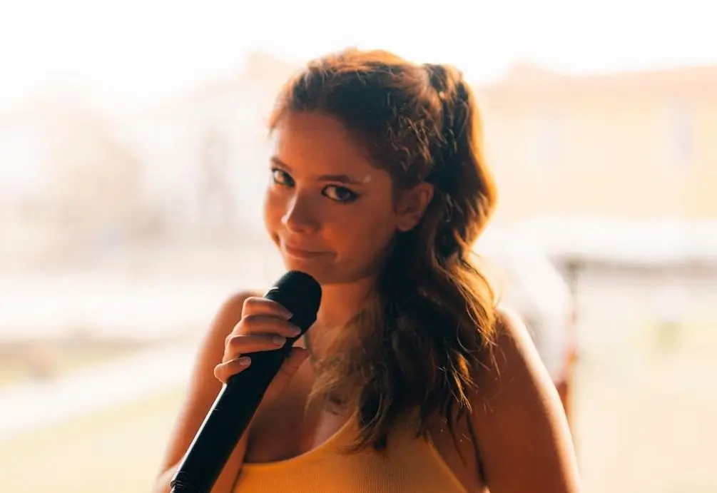 As imagens da queda de Bárbara Tinoco durante concerto
