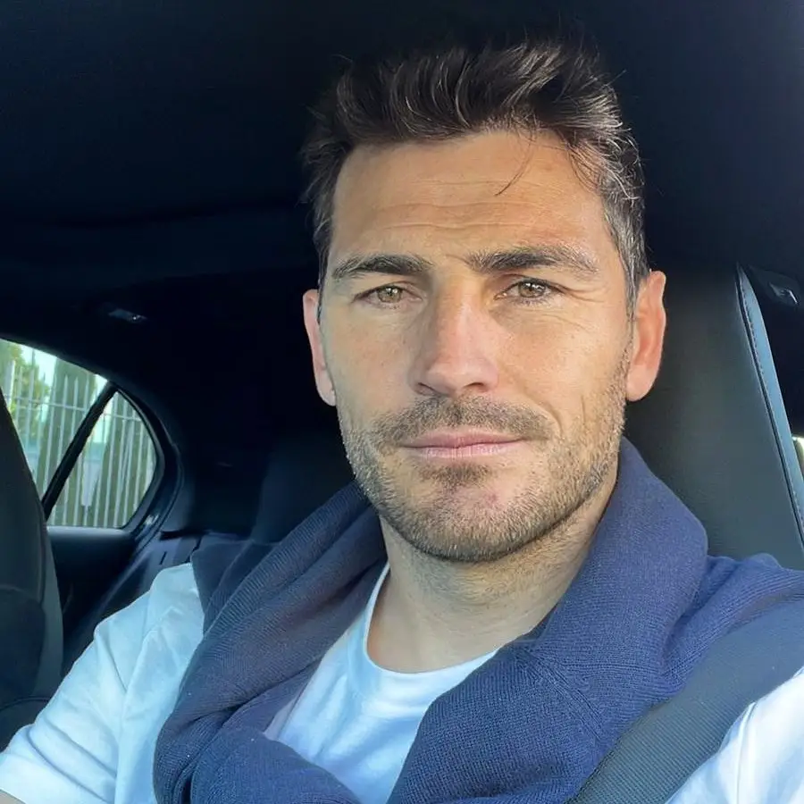 “É a tua namorada?”. Iker Casillas publica fotografia ao lado de mulher e declara “amor total”