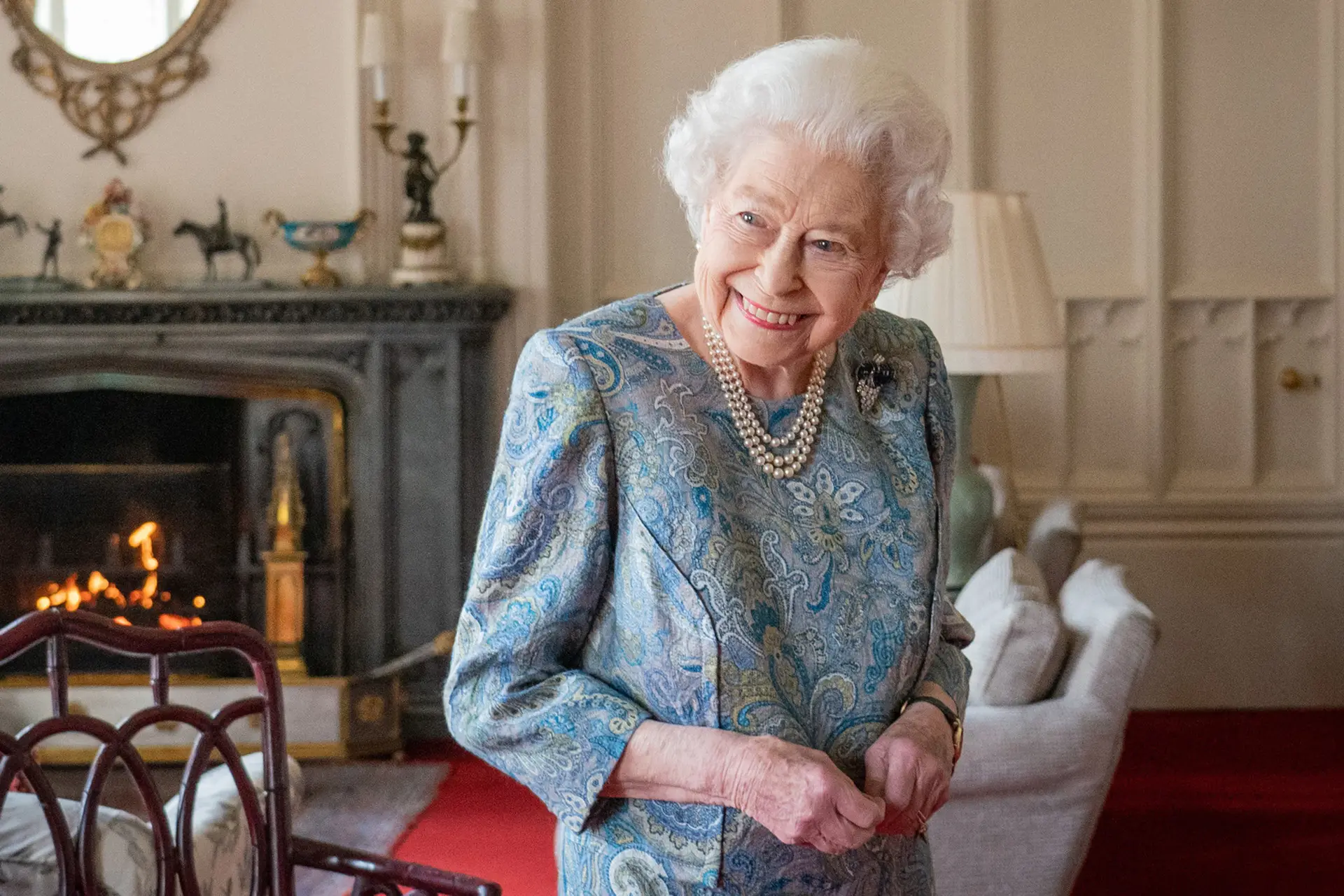 WINDSOR, ENGLAND – APRIL 28: Queen Elizabeth II attends an audience with the President of Switzerland Ignazio Cassis (Not pictured) at Windsor Castle on April 28, 2022 in Windsor, England. (Photo by Dominic Lipinski – WPA Pool/Getty Images)