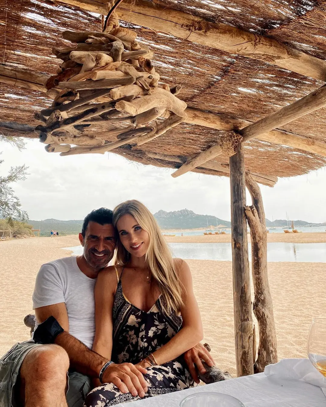 Crise superada! Luís Figo e Helene Svedin de mãos dadas em festa dos 50 anos do ex-futebolista