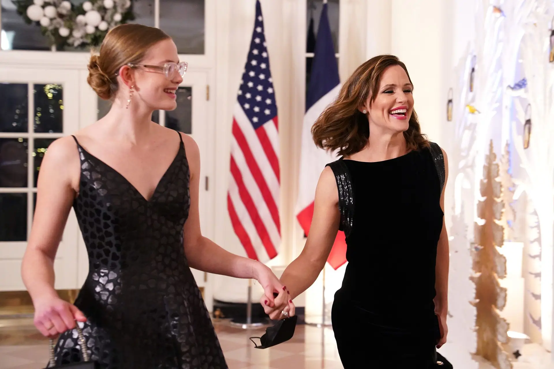 WASHINGTON, DC – DECEMBER 01: Actress Jennifer Garner and her daughter Violet arrive for the White House state dinner for French President Emmanuel Macron at the White House on December 1, 2022 in Washington, DC. The official state visit is the first for the Biden administration. (Photo by Nathan Howard/Getty Images)