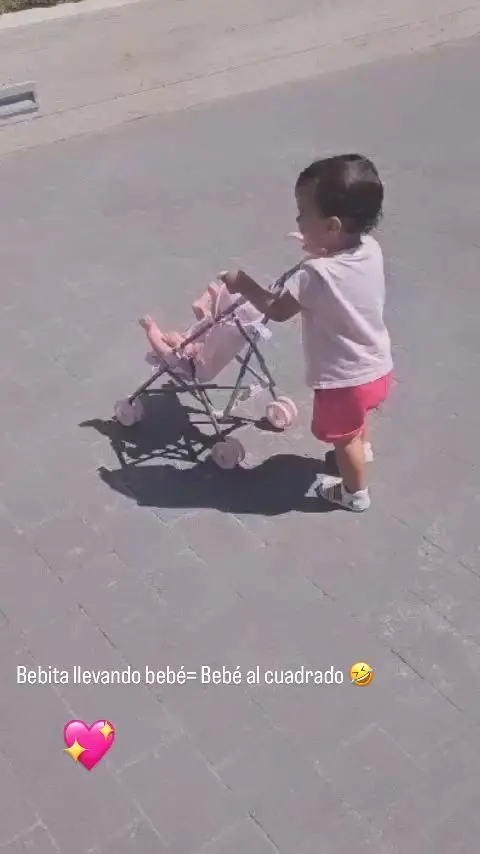 A filha mais nova de Cristiano Ronaldo já anda. Veja as imagens