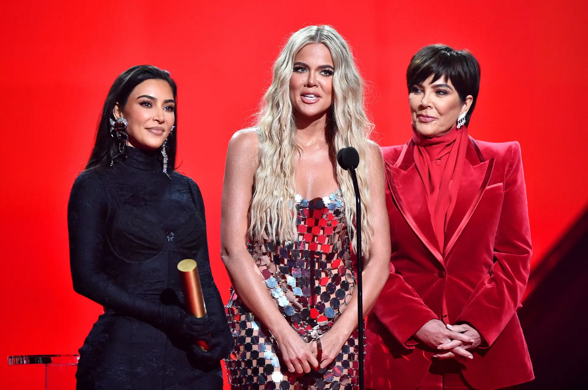 SANTA MONICA, CALIFORNIA – DECEMBER 07: 2021 PEOPLE’S CHOICE AWARDS — Pictured: (l-r) Kim Kardashian West, Khloé Kardashian, and Kris Jenner accept The Reality Show of 2021 award for ‘Keeping Up With the Kardashians’ on stage during the 2021 People’s Choice Awards held at Barker Hangar on December 7, 2021 in Santa Monica, California. (Photo by Alberto Rodriguez/E! Entertainment/NBCUniversal/NBCU Photo Bank via Getty Images)