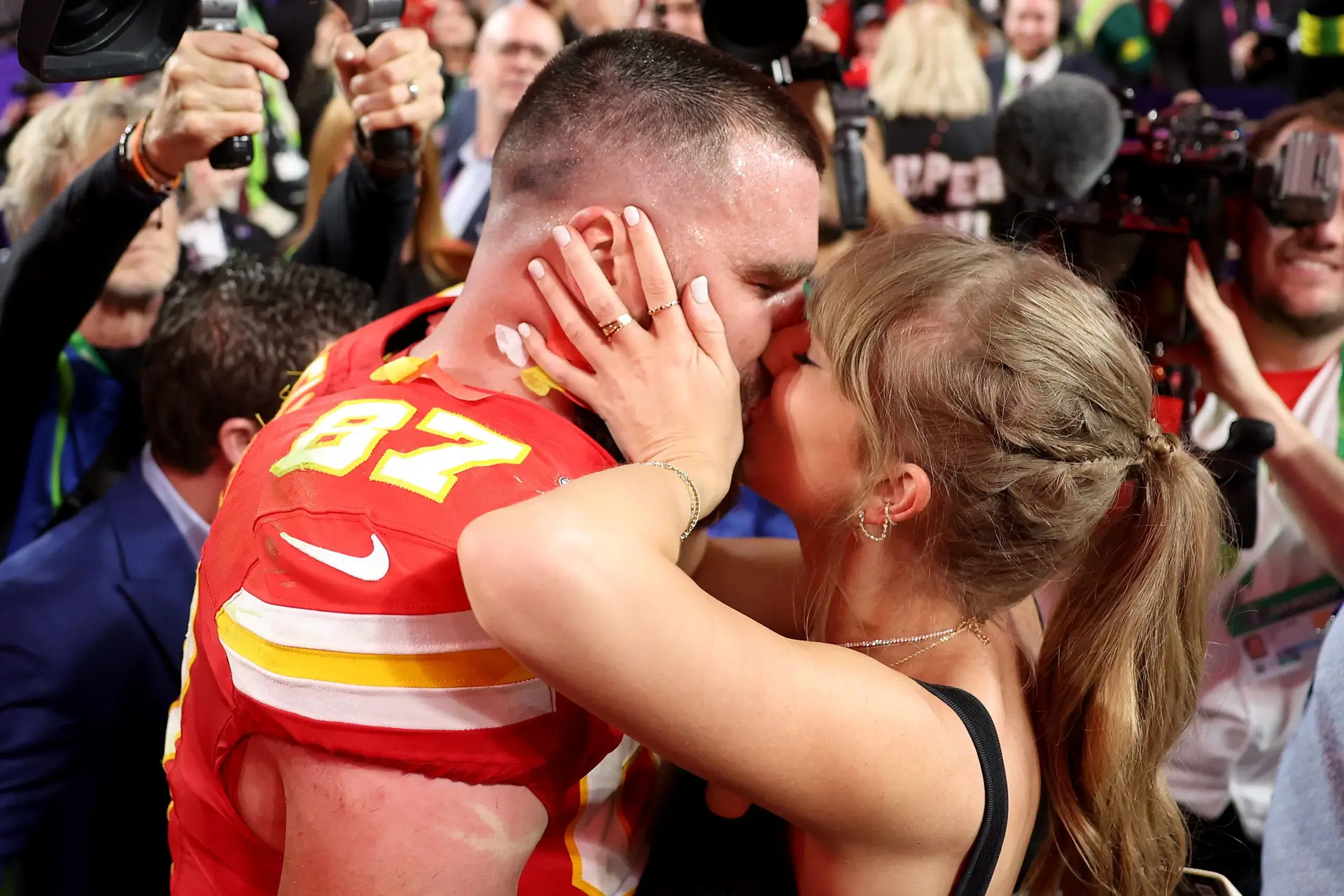 LAS VEGAS, NEVADA – FEBRUARY 11: Travis Kelce #87 of the Kansas City Chiefs kisses Taylor Swift after defeating the San Francisco 49ers 2 during Super Bowl LVIII at Allegiant Stadium on February 11, 2024 in Las Vegas, Nevada. (Photo by Ezra Shaw/Getty Images)
