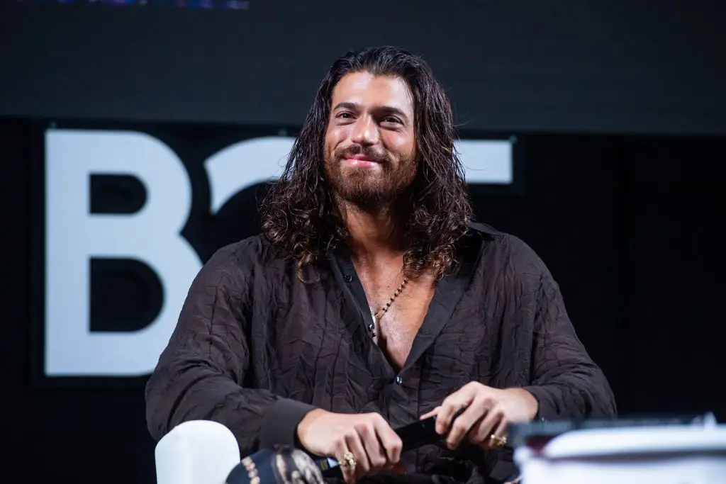 Ator turco Can Yaman está novamente em Portugal – e já há imagens