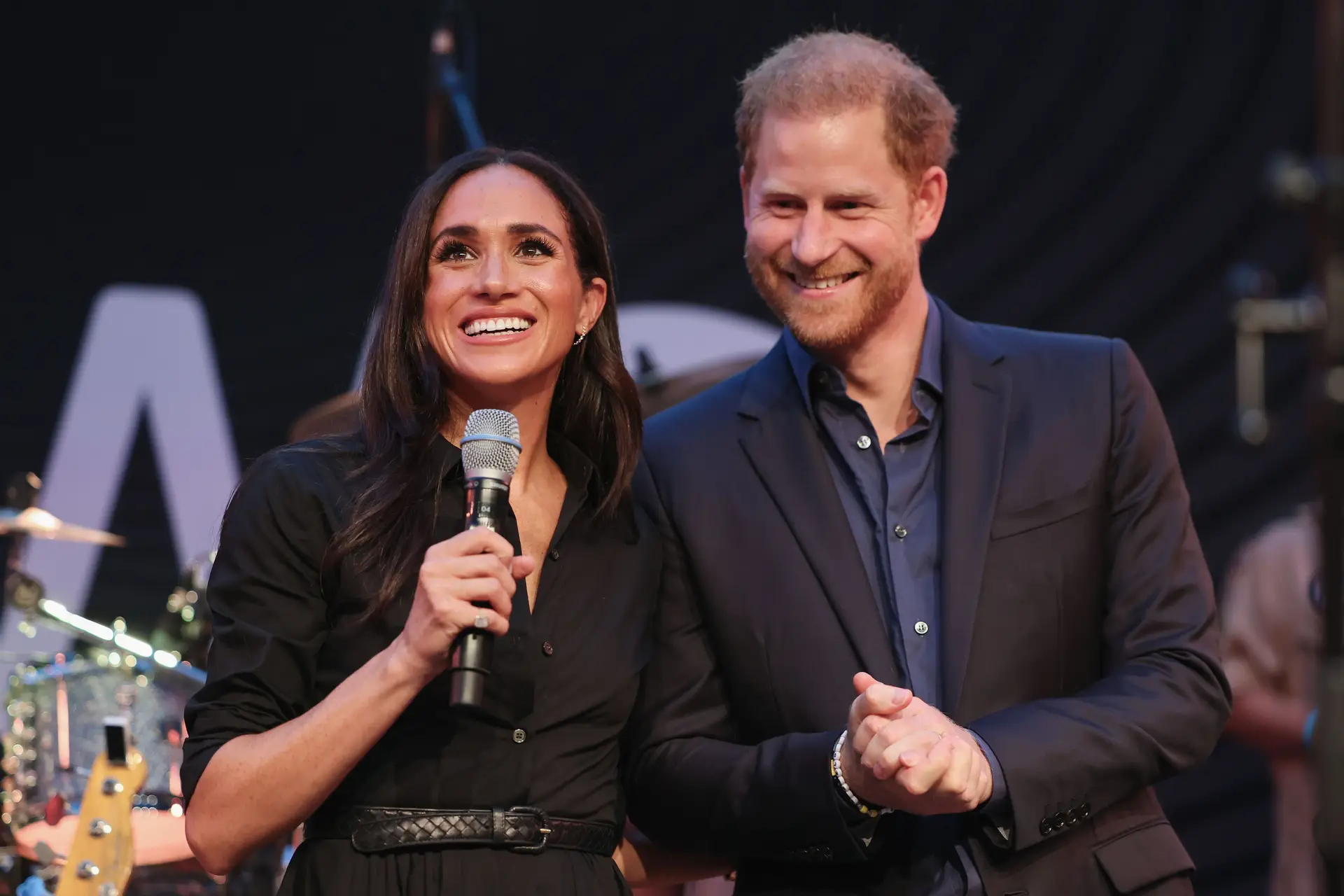 Palácio de Buckingham acusado de cortar Meghan Markle de fotografia. Eis a reação
