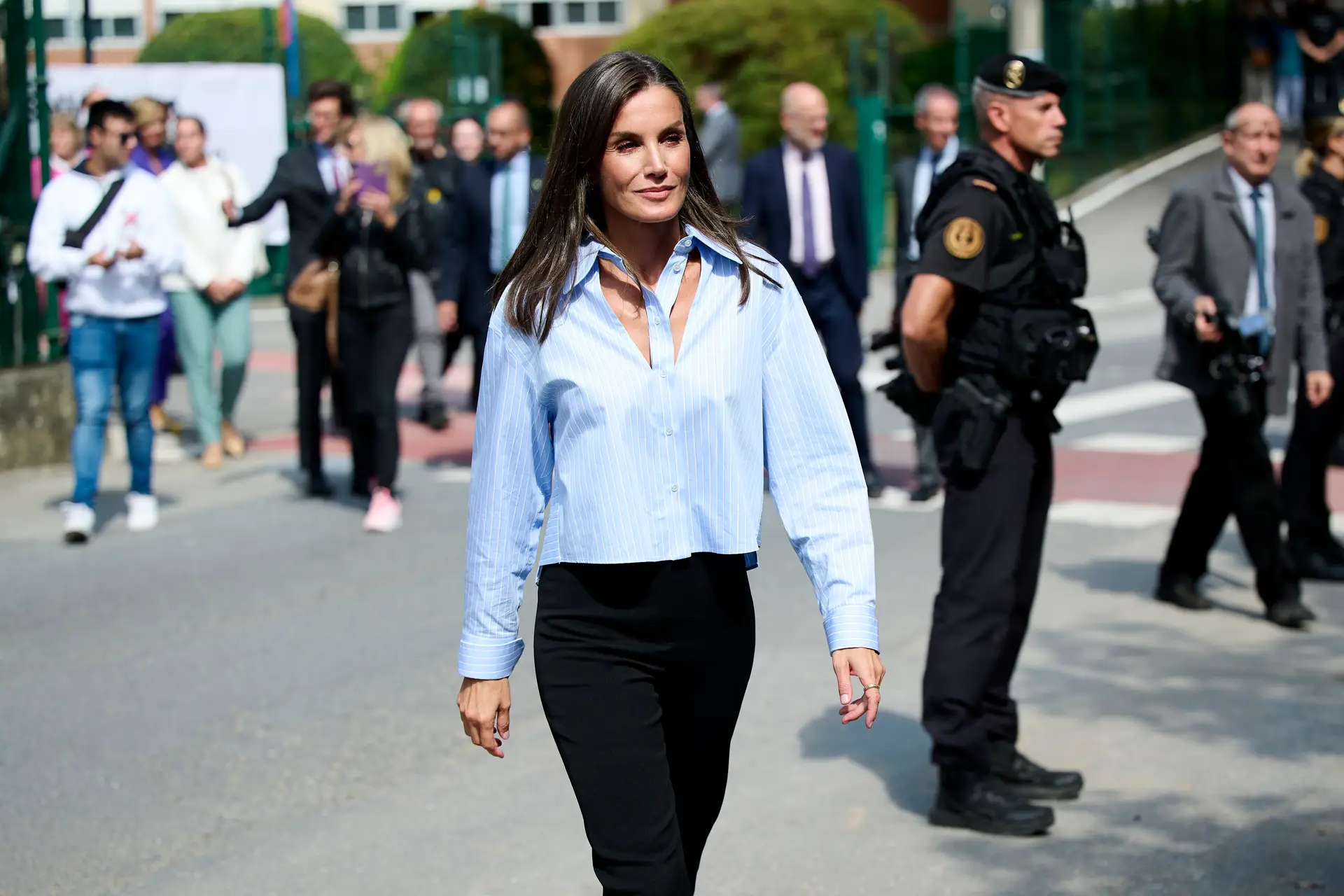 Letizia dá nas vistas com camisa com decote original (e aberto)
