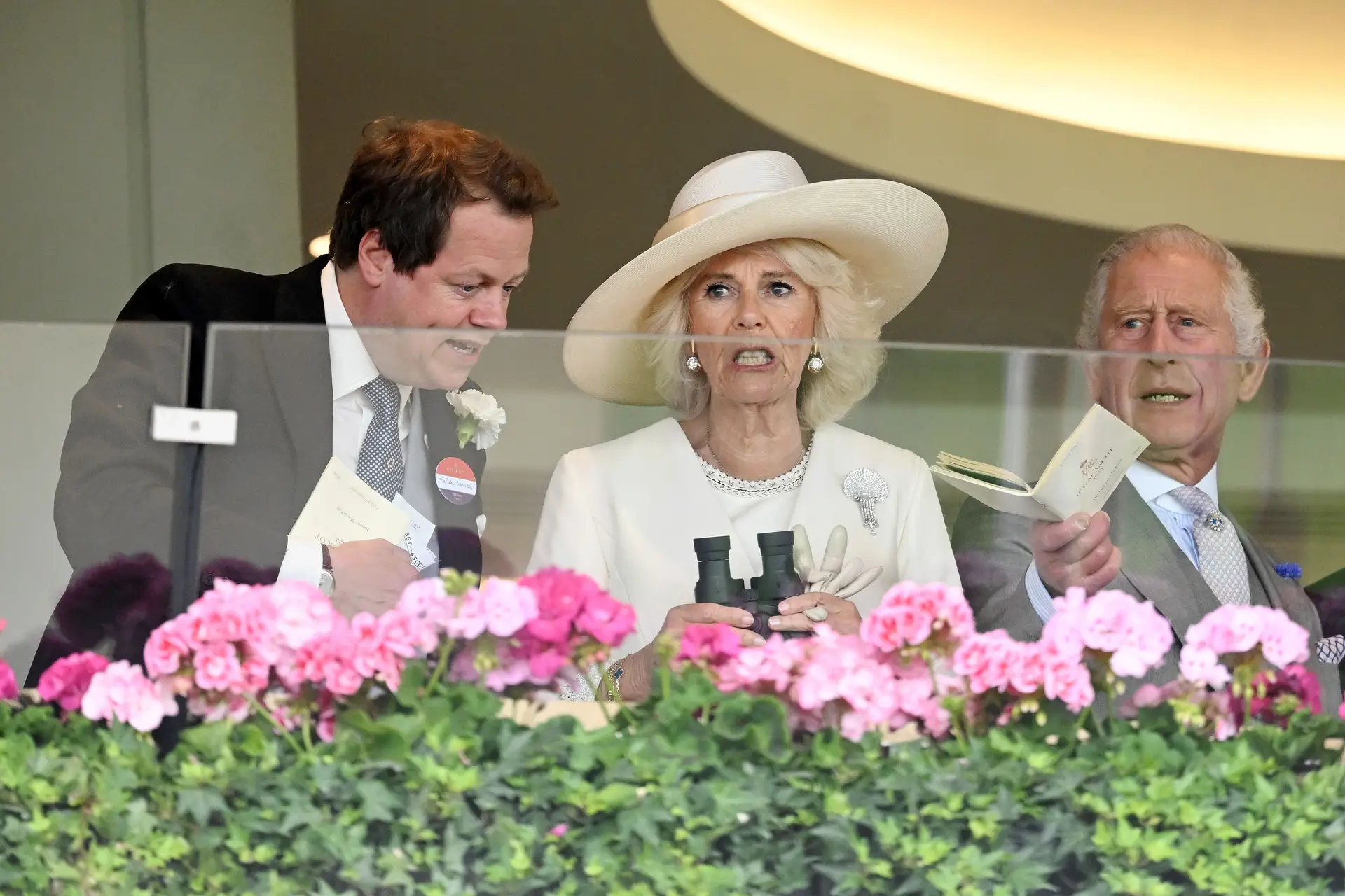 Tom Parker Bowles com Camilla e Carlos III