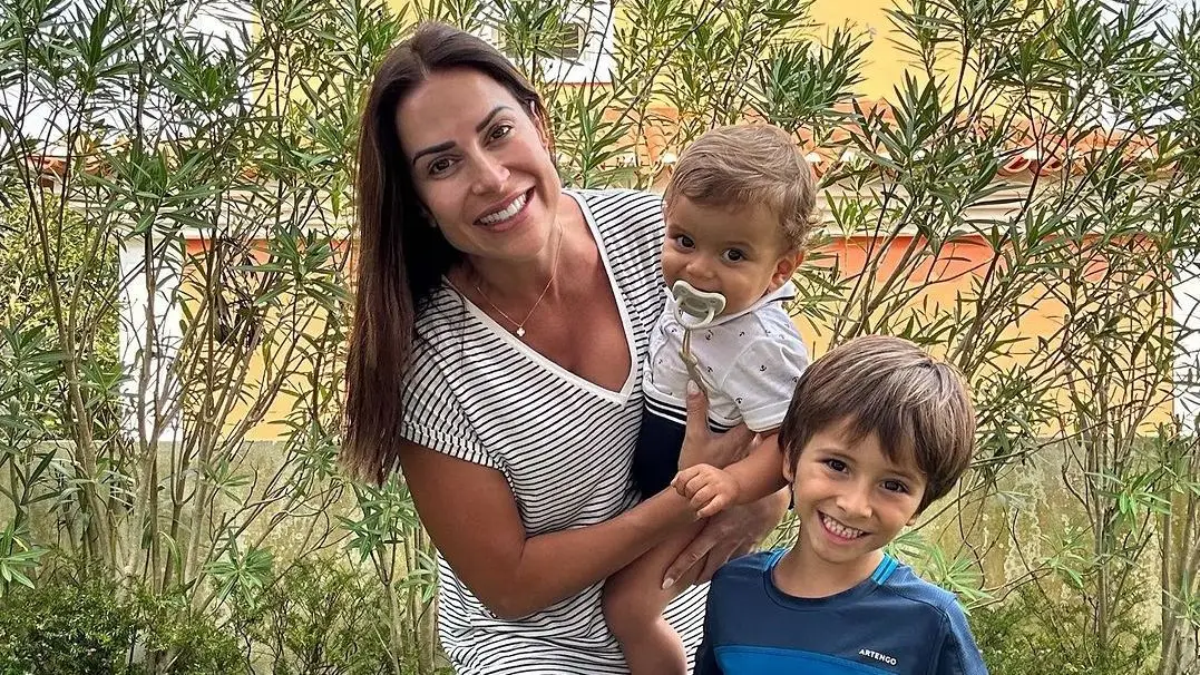 Dânia Neto com os dois filhos, António e Salvador