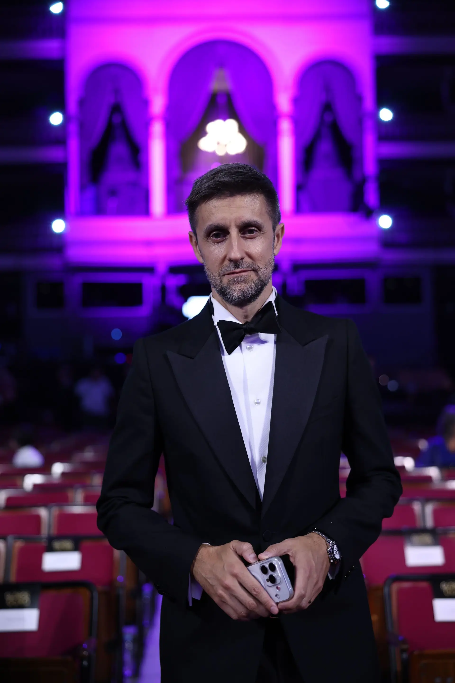 É um dos maiores rostos do entretenimento em Portugal! Reconhece este famoso?