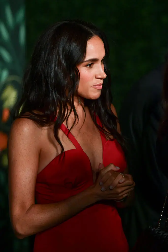 O vestido vermelho (e ousado) que Meghan Markle levou a um evento de caridade