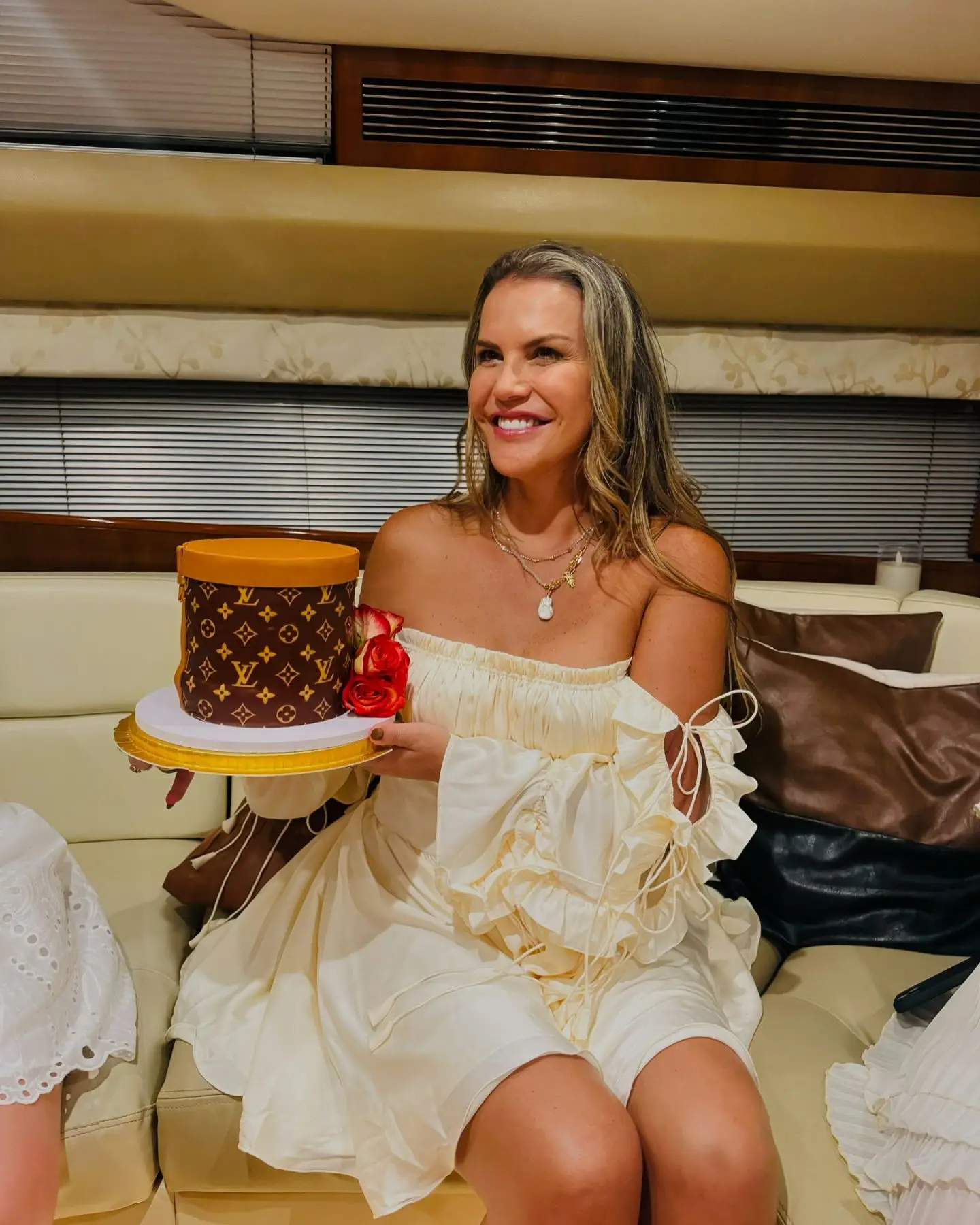 Katia Aveiro celebra aniversário em iate de luxo do Dubai e mostra-se radiante com a sua nova forma