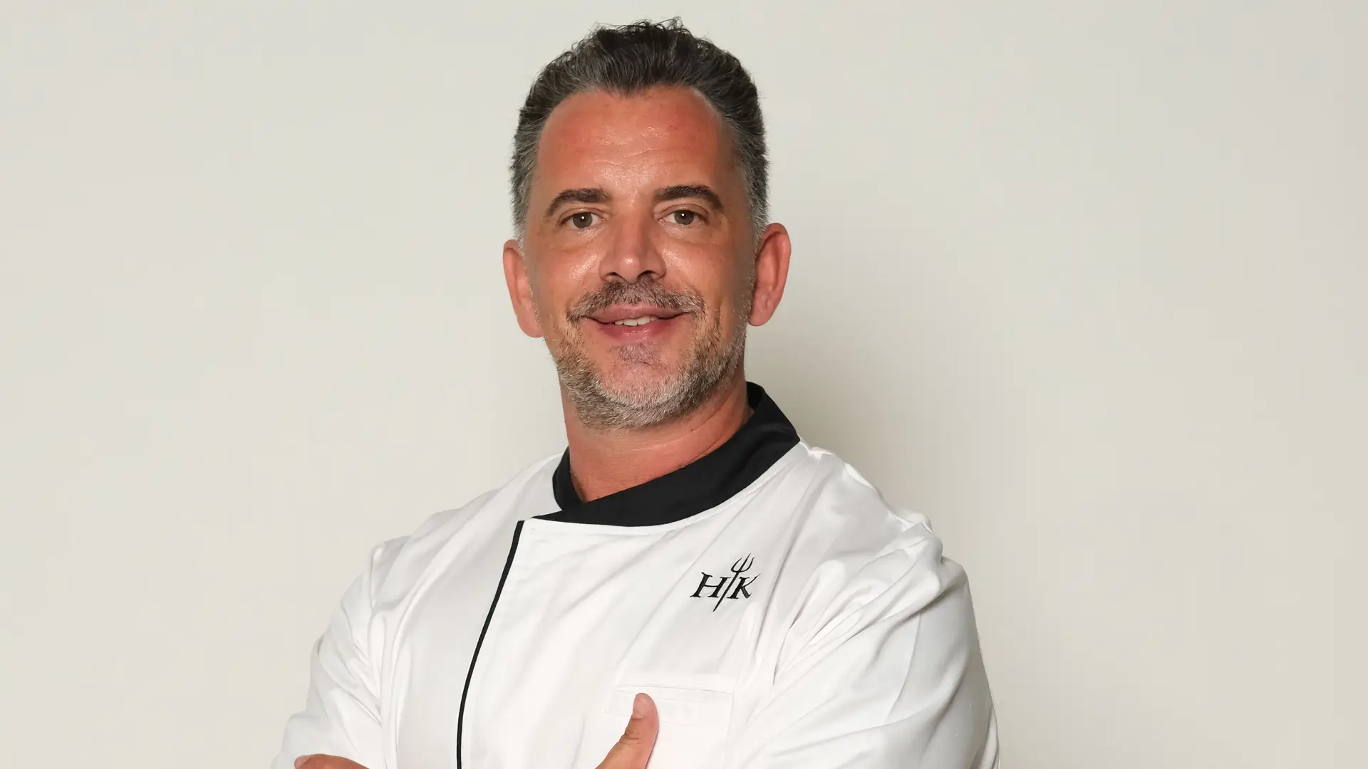 De não saber sequer descascar batatas ao entusiasmo pela cozinha: a experiência de Flávio Teixeira no 'Hell's Kitchen Famosos'