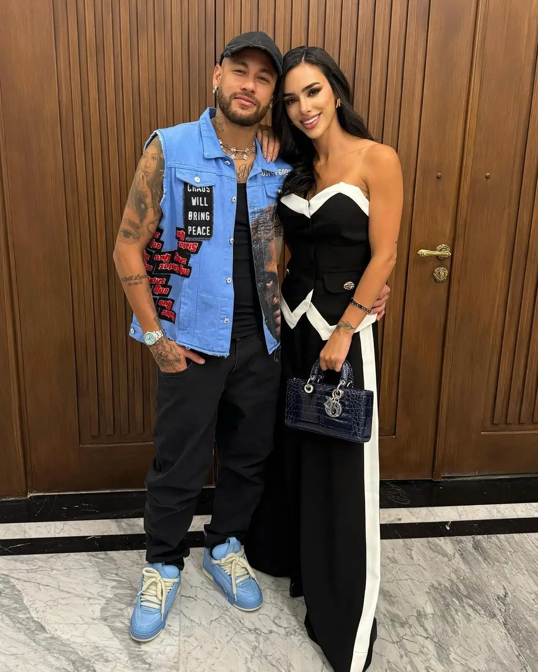 Mais apaixonado que nunca? Neymar publica foto (aos beijos) com Bruna Biancardi
