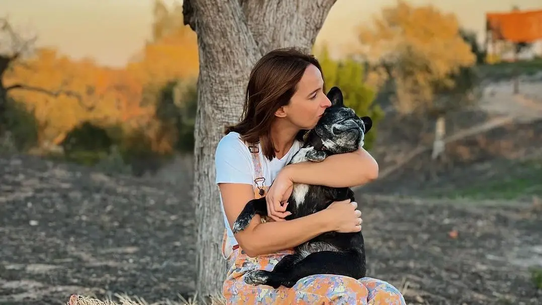 Sara Prata com a cadela, Chiquinha