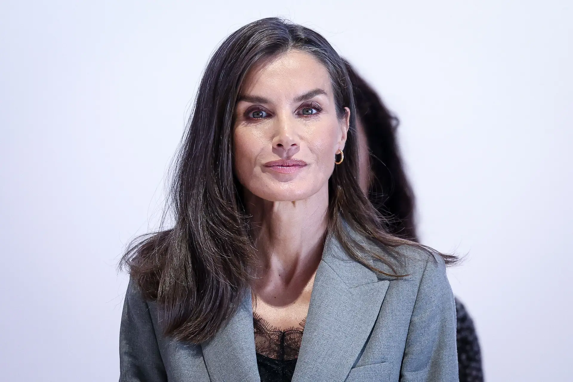 Look de outono! Letizia aposta em fato cinzento e adere à tendência da estação