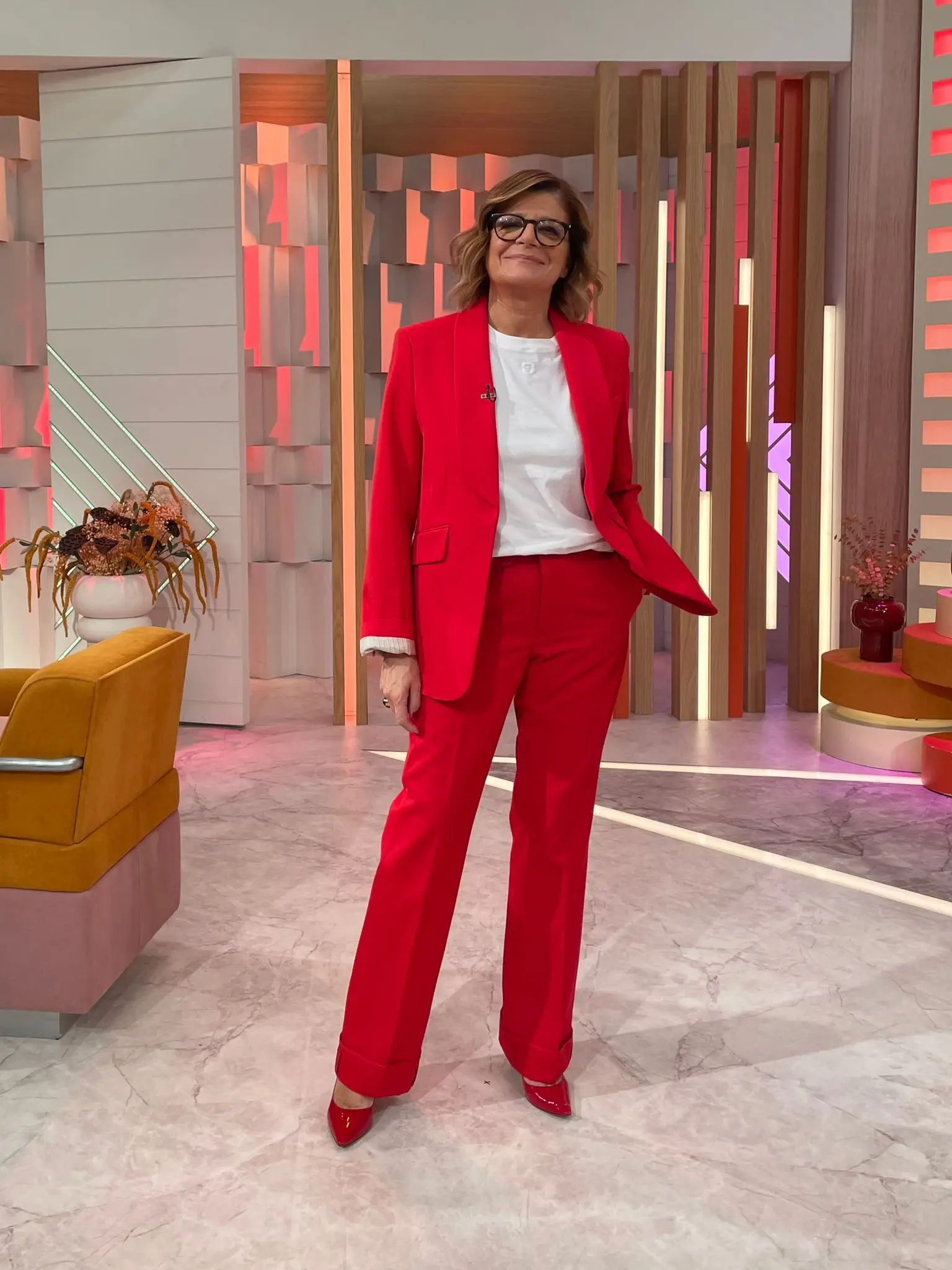Cor, padrões e elegância! Júlia Pinheiro mostra que os fatos nunca passam de moda