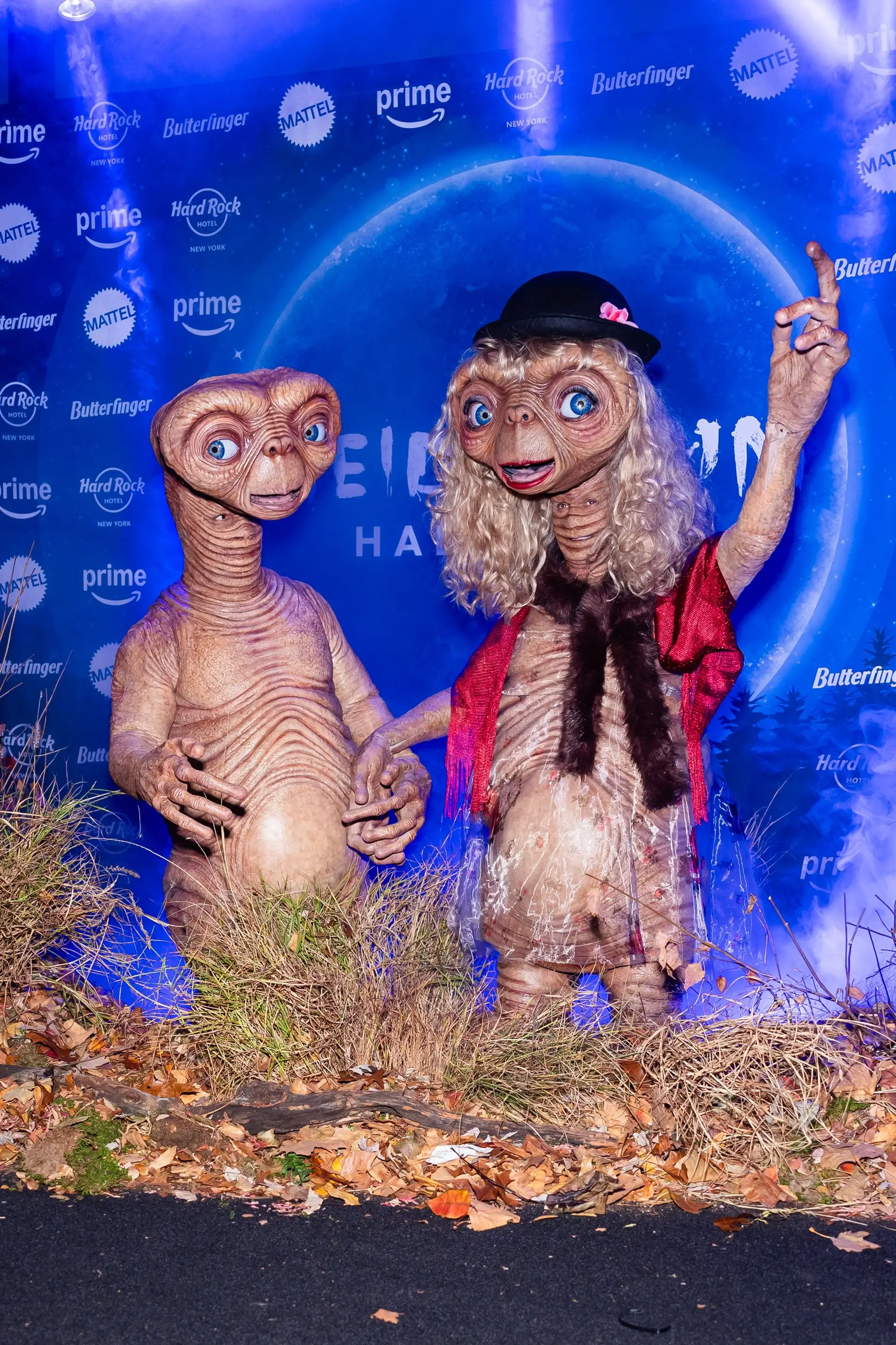 Rainha do Halloween! Heidi Klum mascara-se de E.T. e surge irreconhecível 