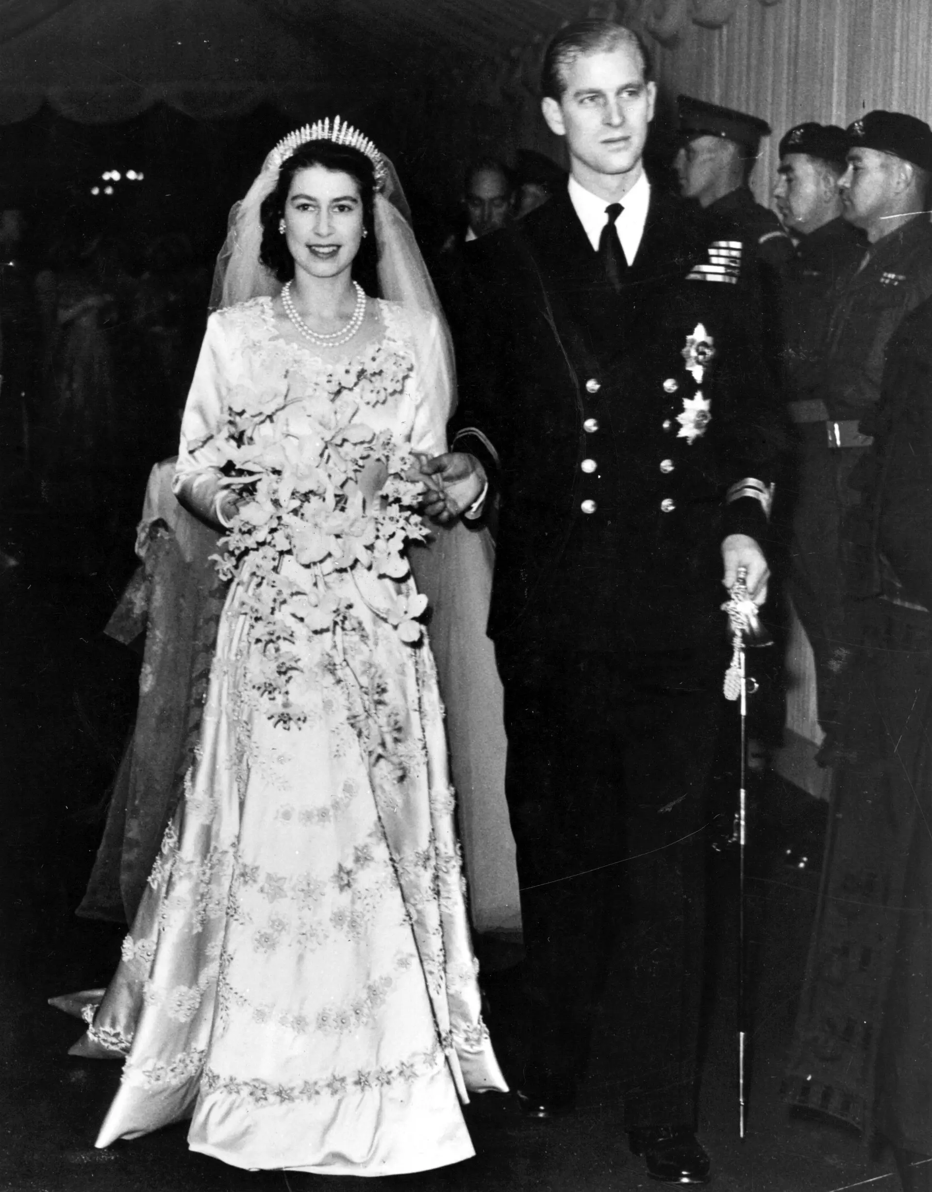 77 anos depois, fatia de bolo do casamento de Isabel II é vendida por mais de 2500 euros