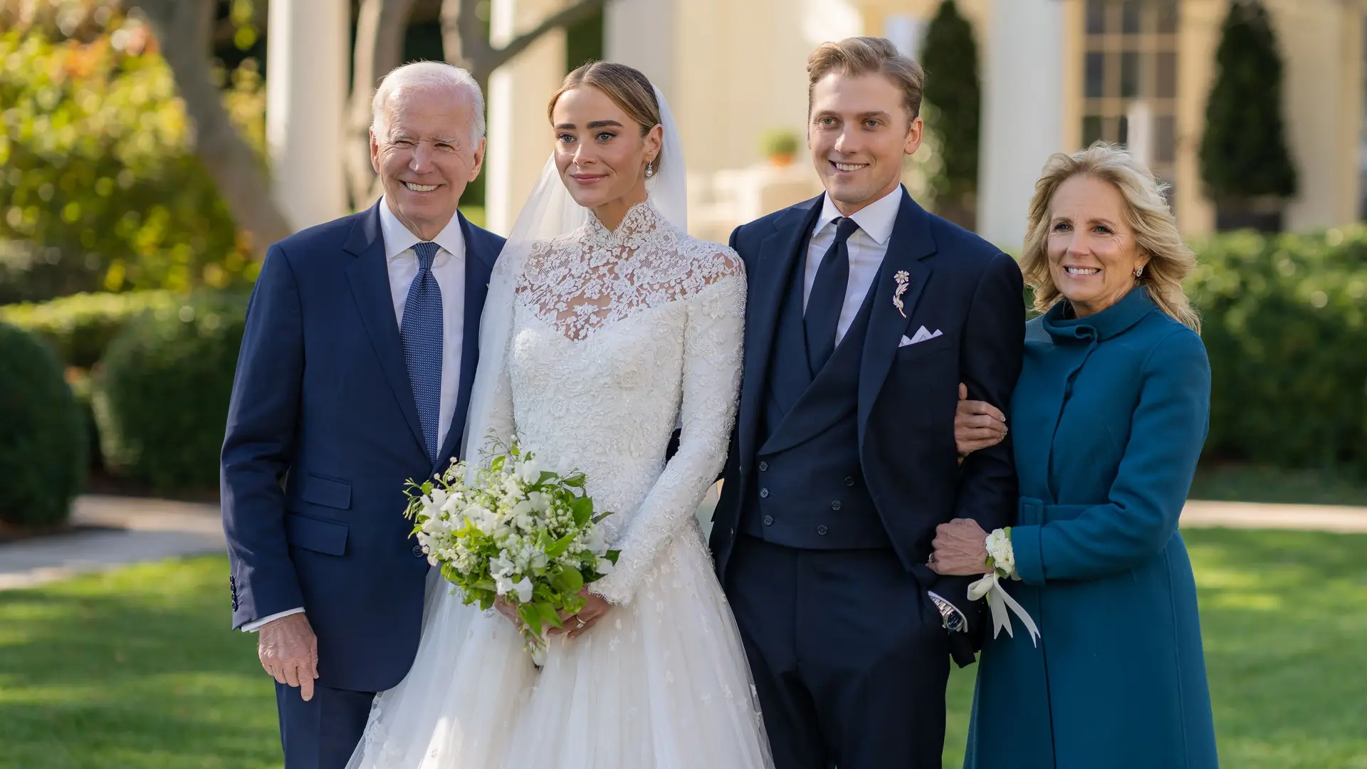 Naomi Biden e Peter Neal no dia do casamento