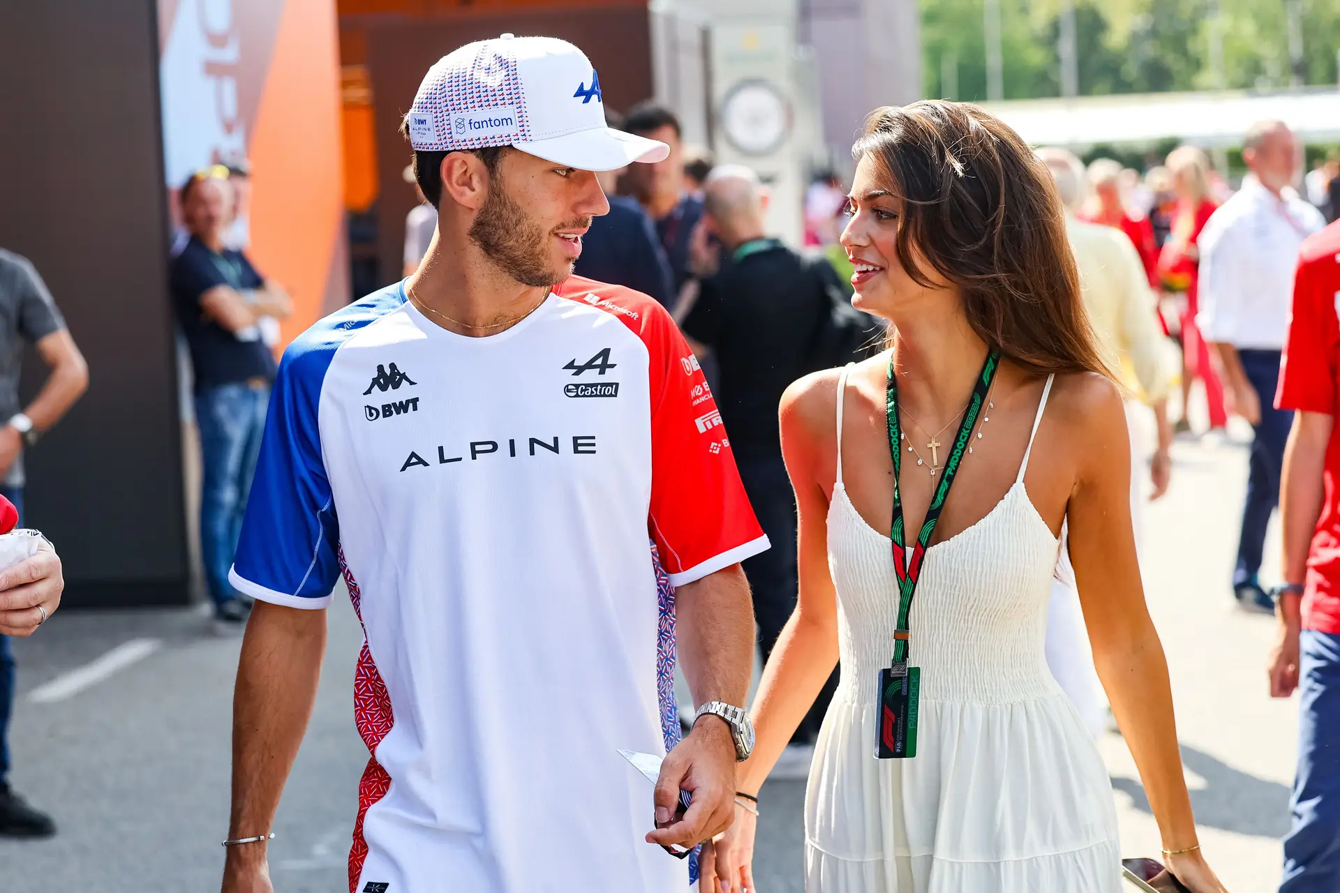 O beijo apaixonado de Kika Cerqueira Gomes e Pierre Gasly que não passou despercebido