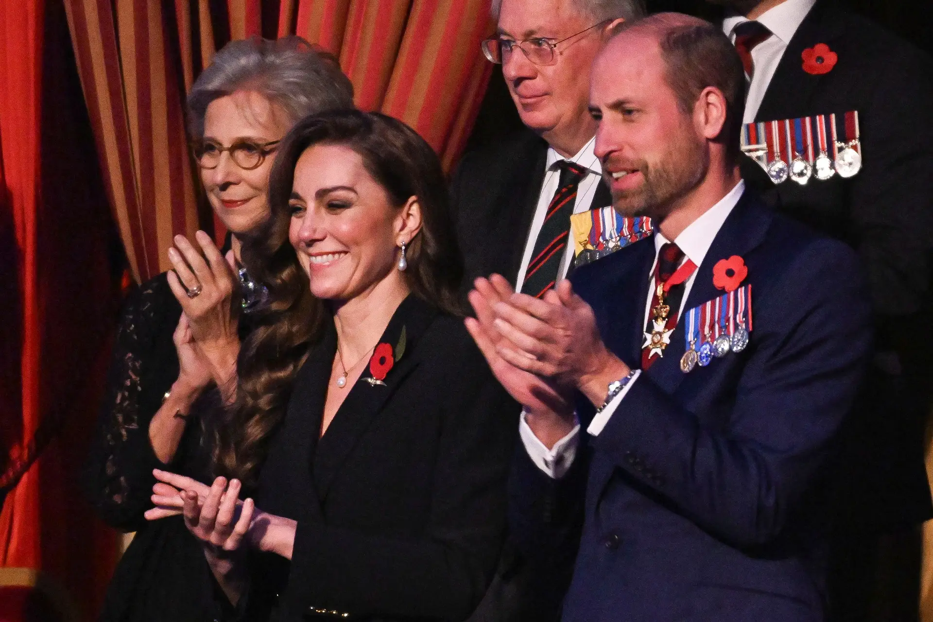 Kate Middleton reaparece em público e aposta em acessório que pertenceu à princesa Diana