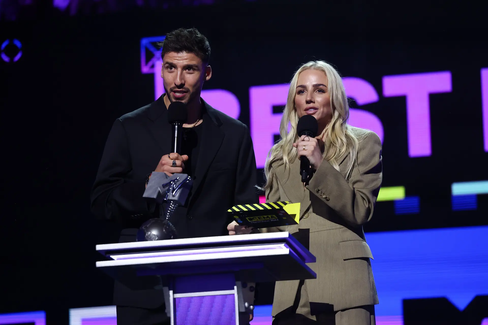 Quando a música e o futebol se juntam! Rúben Dias rouba atenções no palco e na ‘red carpet’ dos MTV EMAs