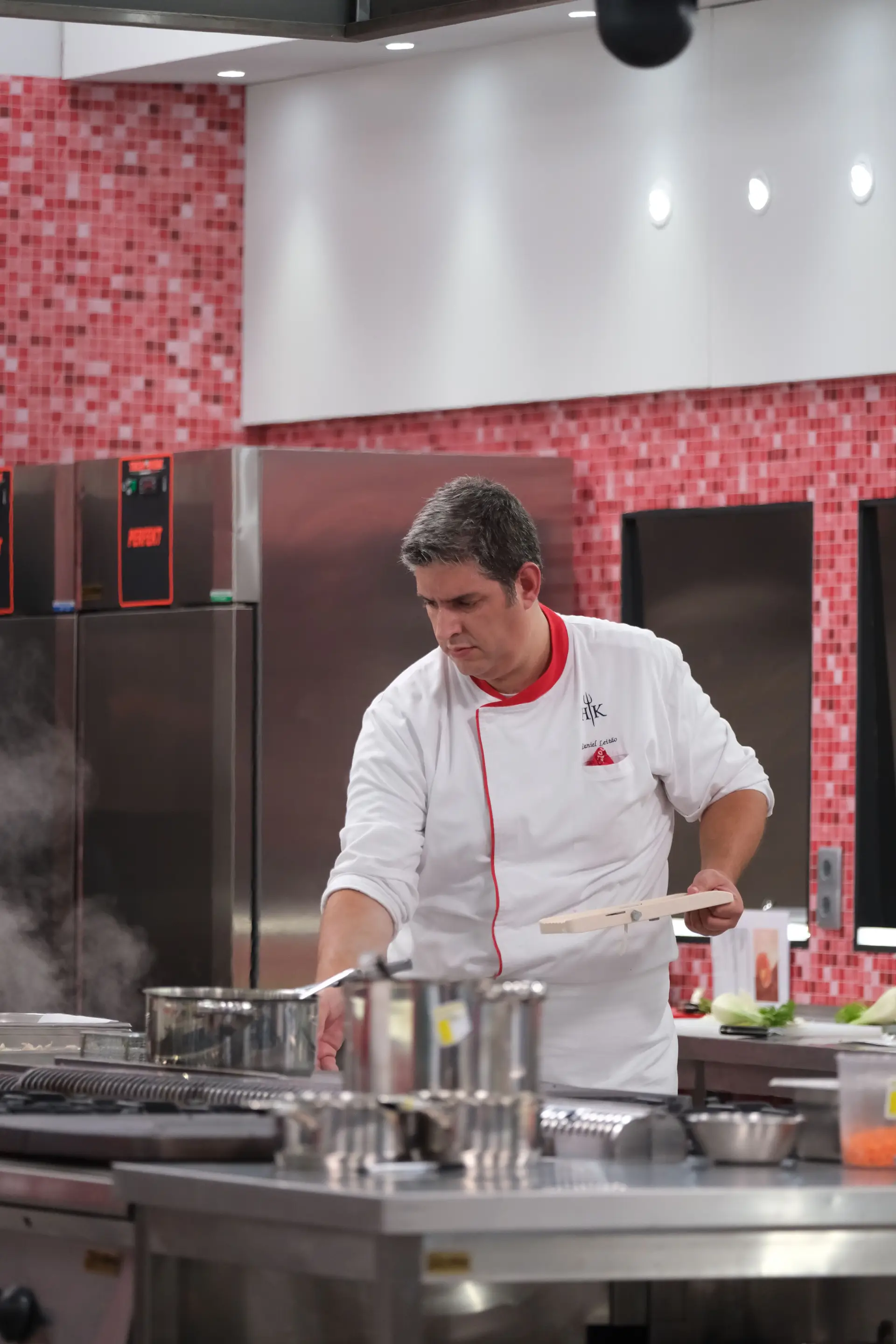 Daniel Leitão, o humorista que impressionou entre os tachos e as panelas do 'Hell's Kitchen': "Nunca pensei que fosse tão duro e exigente"