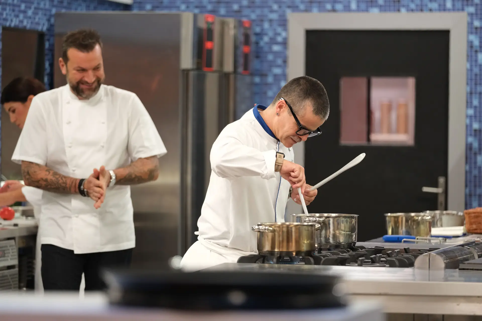 Disse adeus aos robôs de cozinha, homenageou a avó, distribuiu "beijinhos" e chorou muito: A experiência de Miguel Costa no 'Hell's Kitchen'