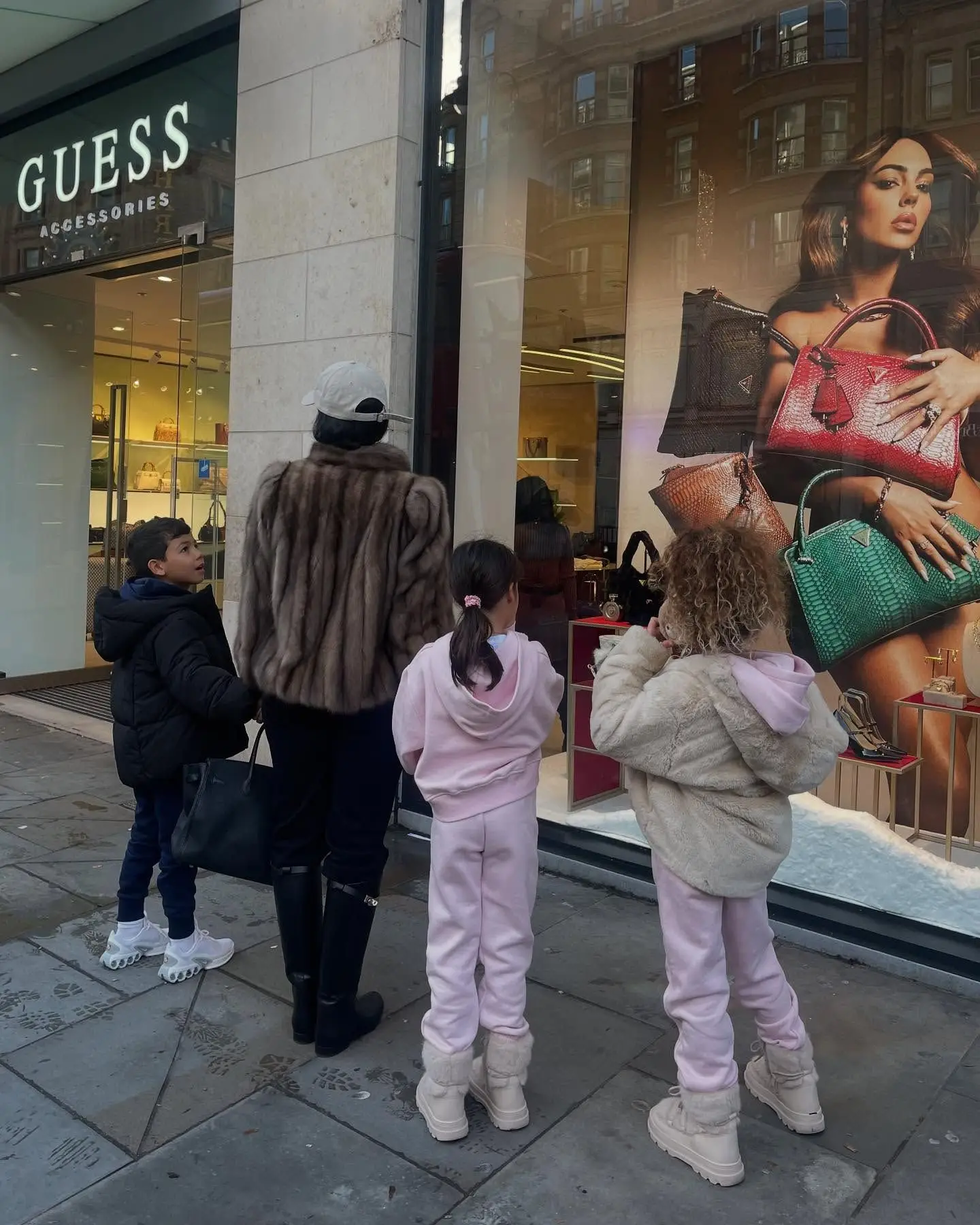 Escapadinha a quatro! Sem Ronaldo, Georgina Rodríguez 'agarra' nos filhos e viaja para Londres