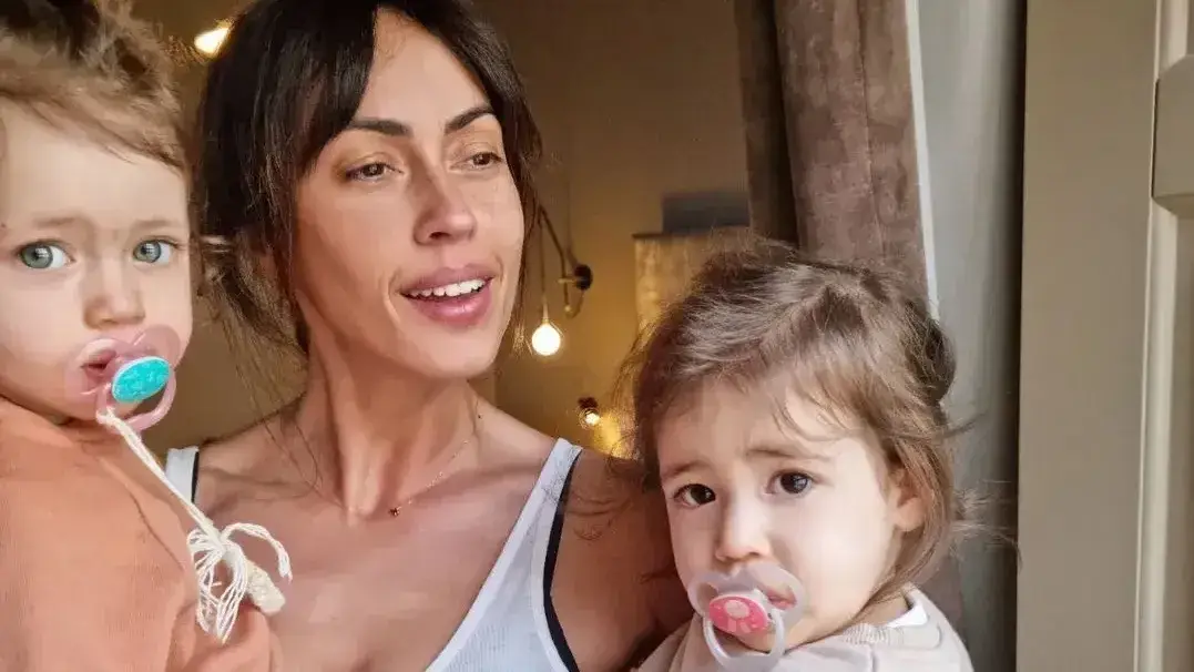 Débora Monteiro e as filhas, Alba e Júlia