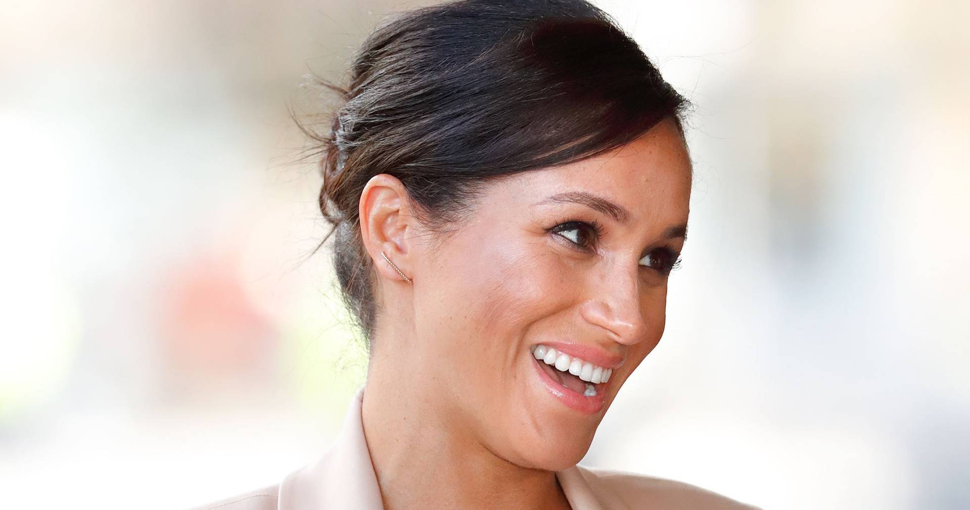 Graciosidade cor-de-rosa: Meghan Markle surpreende com escolha de vestido em 'baby shower'