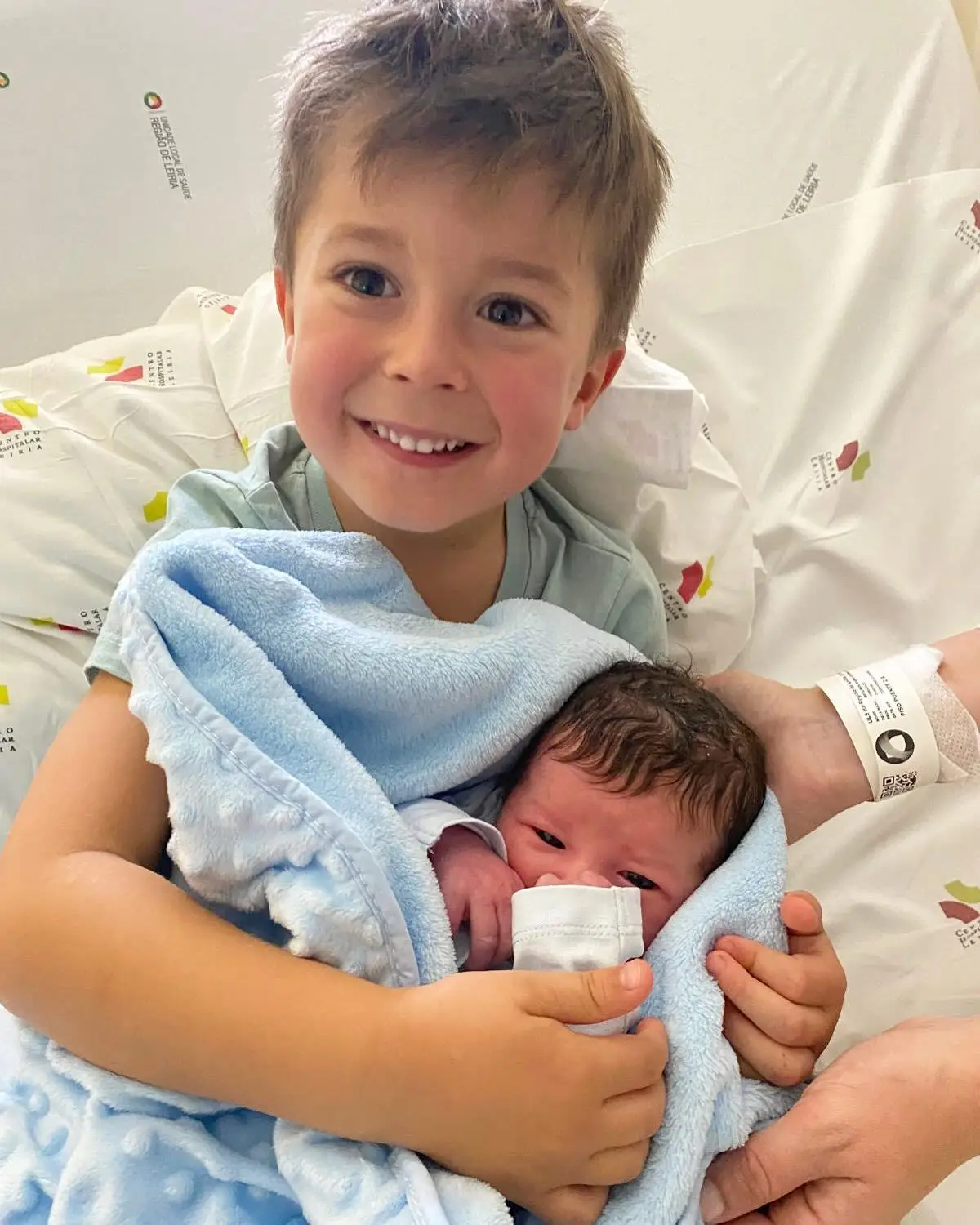Já nasceu a filha de Graciano Dias! Eis as primeiras imagens da menina