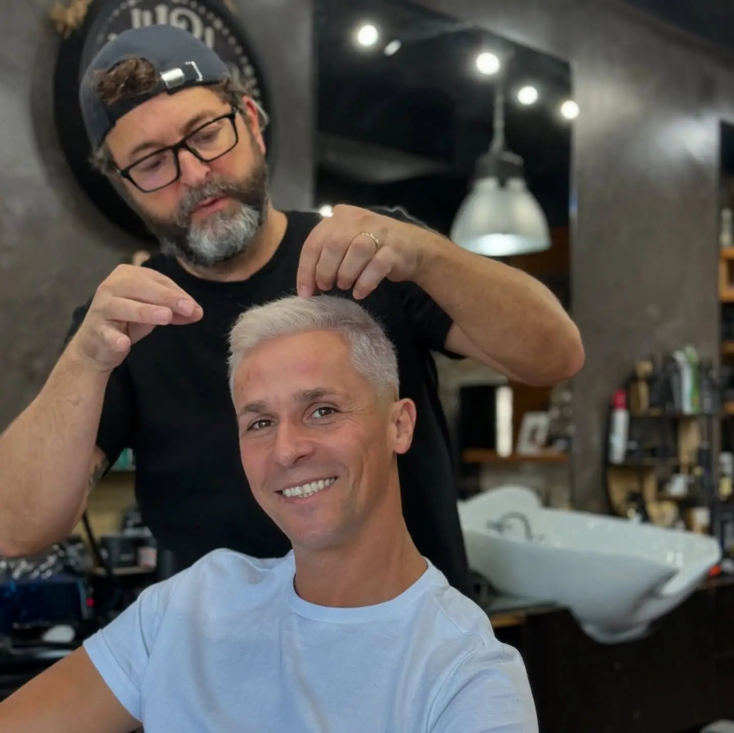 Mudança radical! Cantor Miguel Azevedo surpreende com nova cor de cabelo 