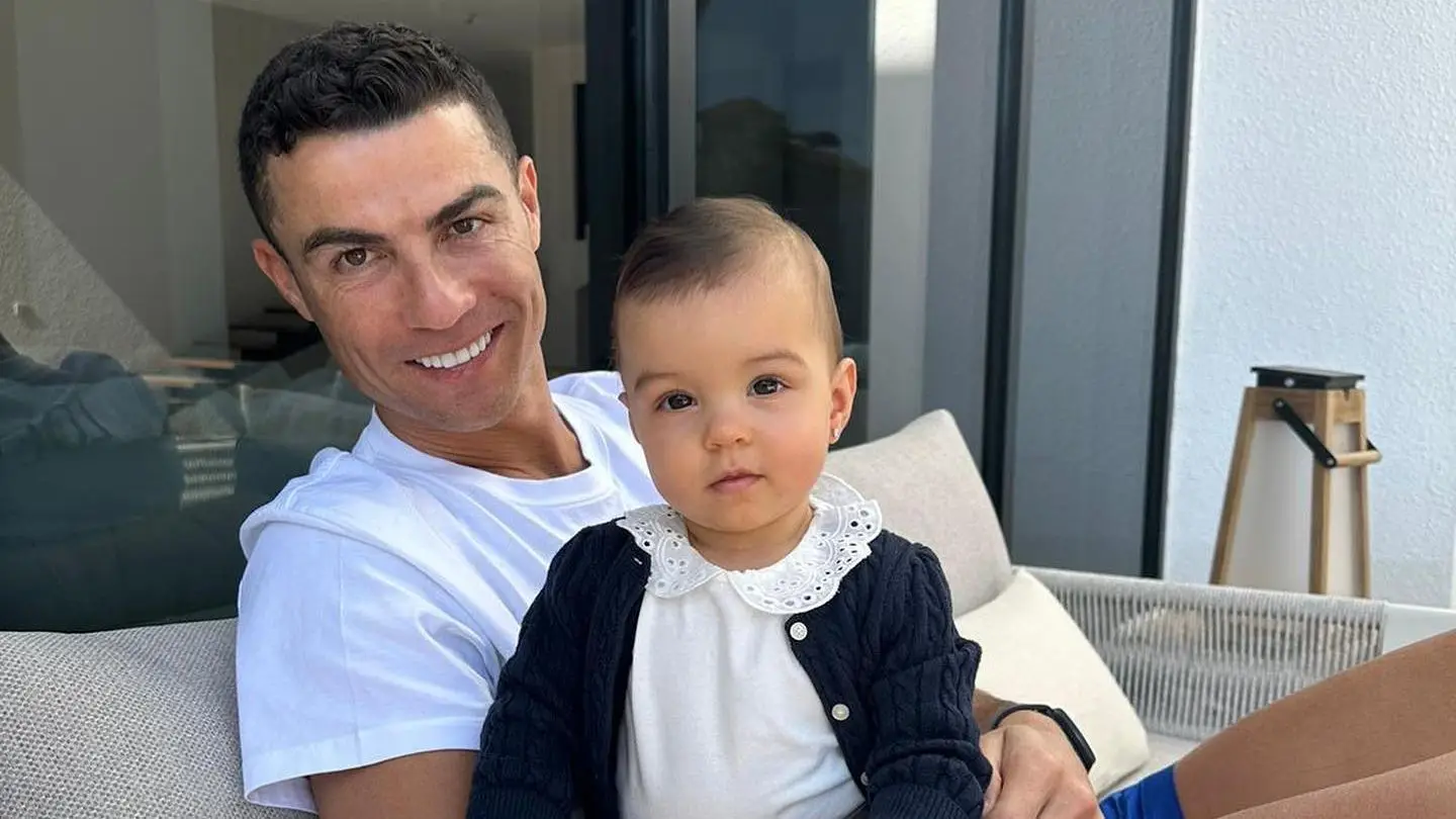 Ronaldo e a filha Bella Esmeralda 'derretem' a internet — E há quem os apelide de "gémeos"