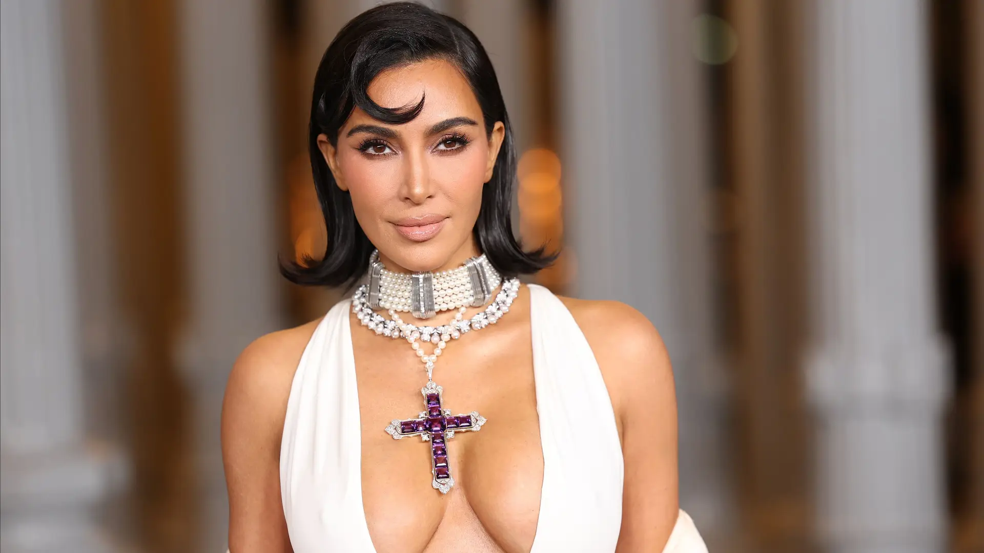 Natal ousado! O vestido escolhido por Kim Kardashian... com apenas um salto alto