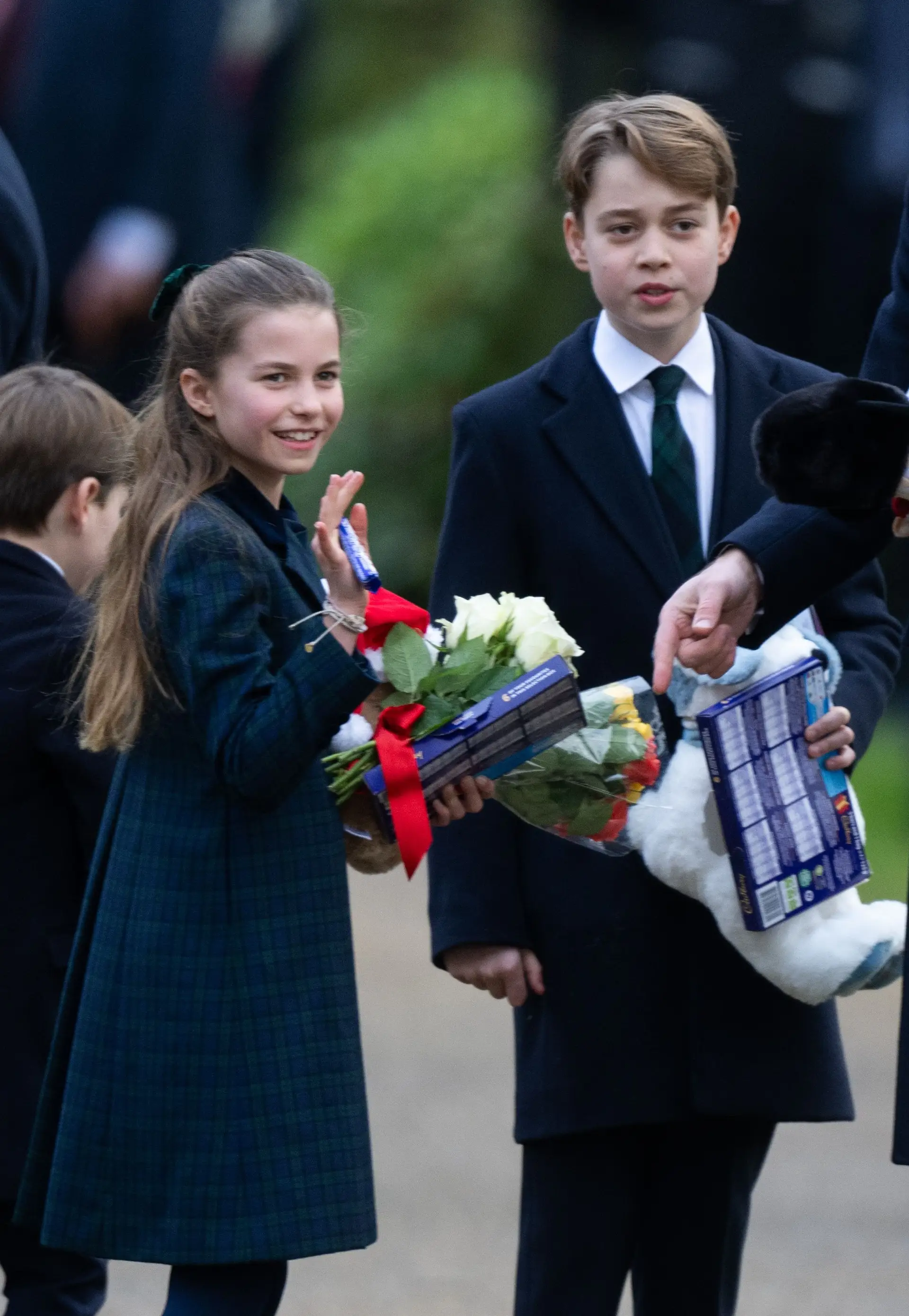 'Selfies', presentes e sorrisos: Princesa Charlotte 'rouba' atenções na missa de Natal