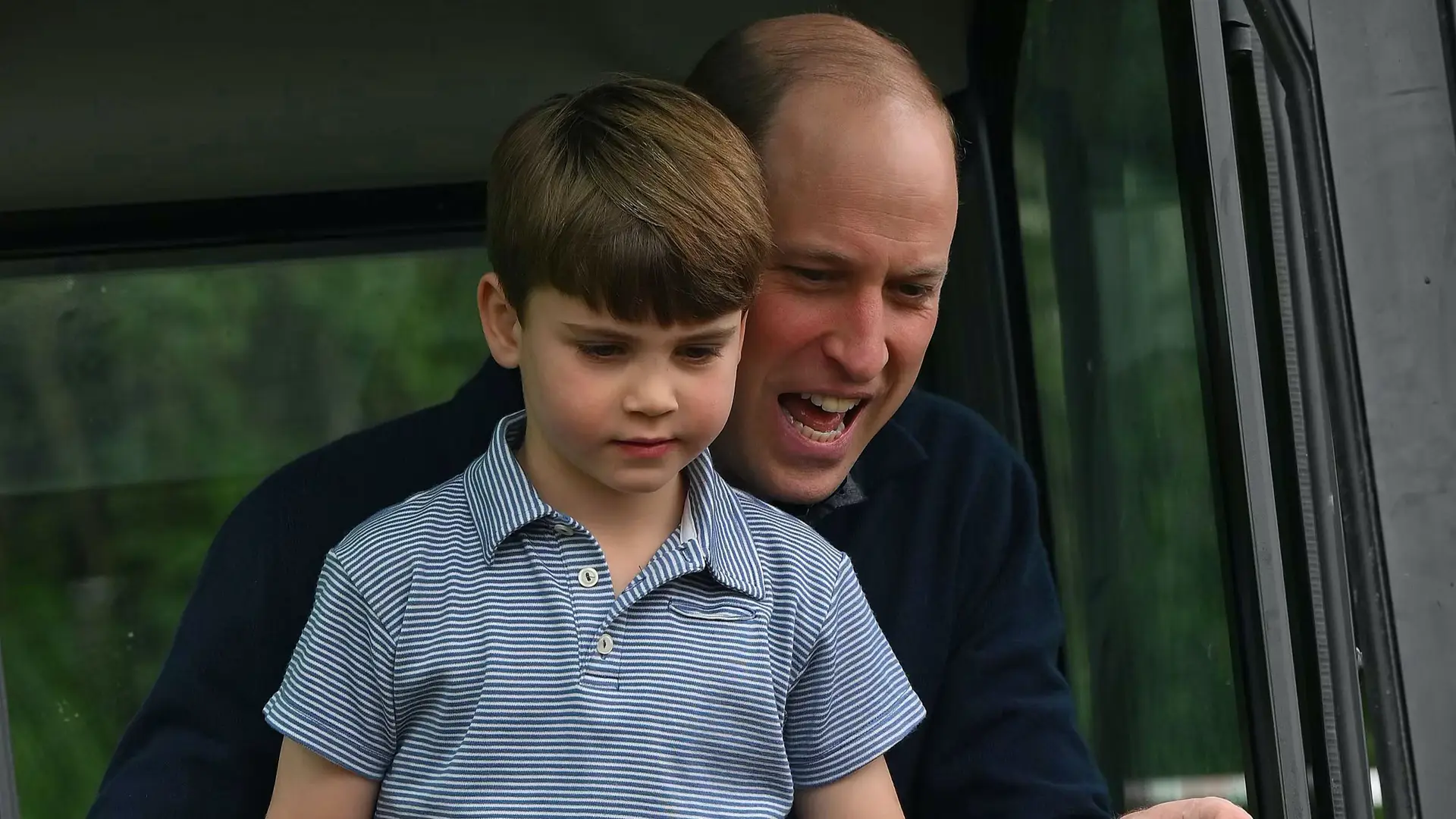 Príncipe Louis com o pai, príncipe William
