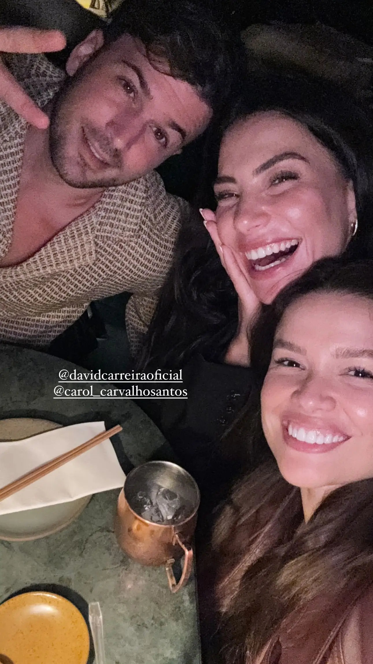 No Brasil, Carolina Carvalho diverte-se ao lado de cara bem conhecida do país