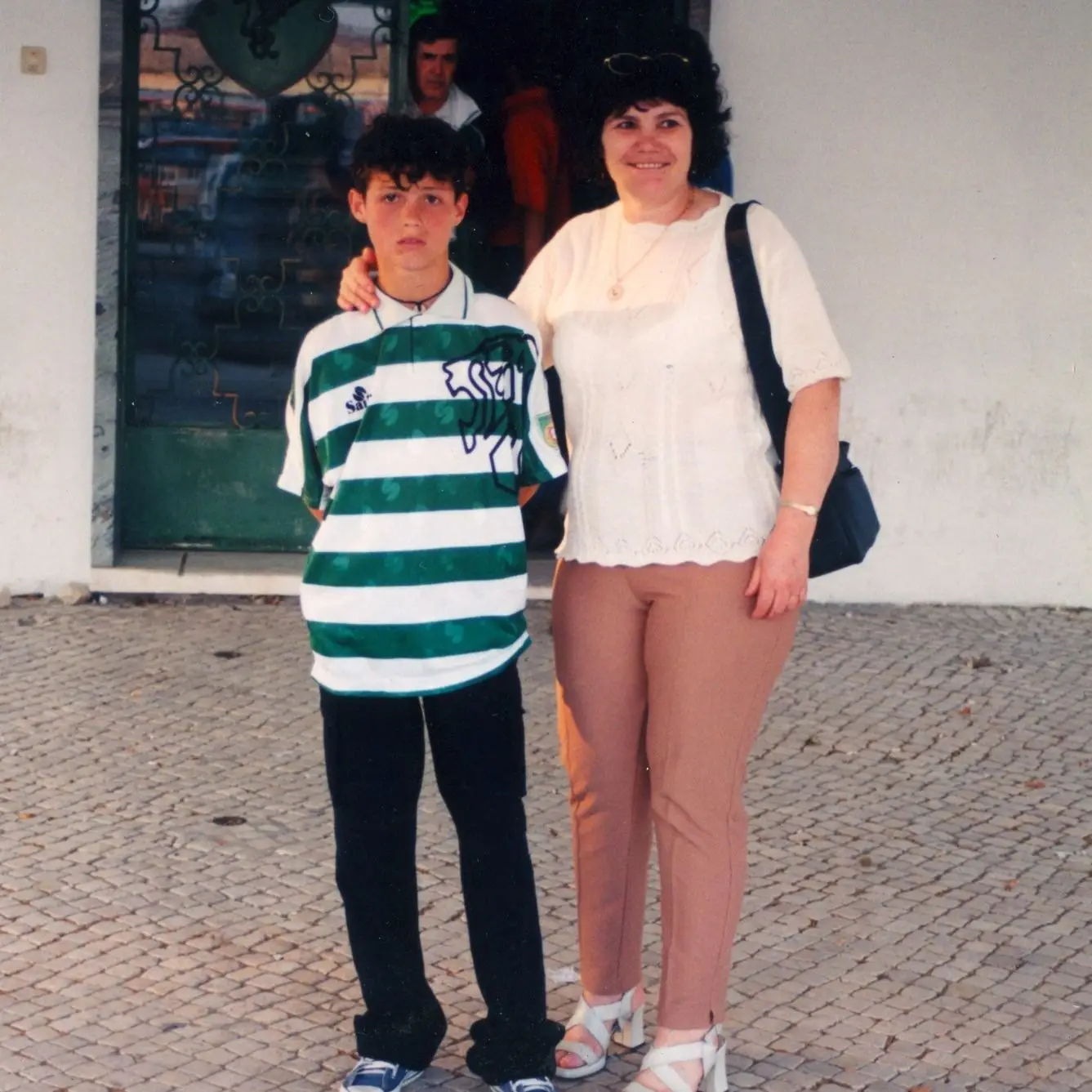 Lors d'une journée mémorable, Cristiano Ronaldo se déclare à Dolores Aveiro et montre une photo unique de son enfance