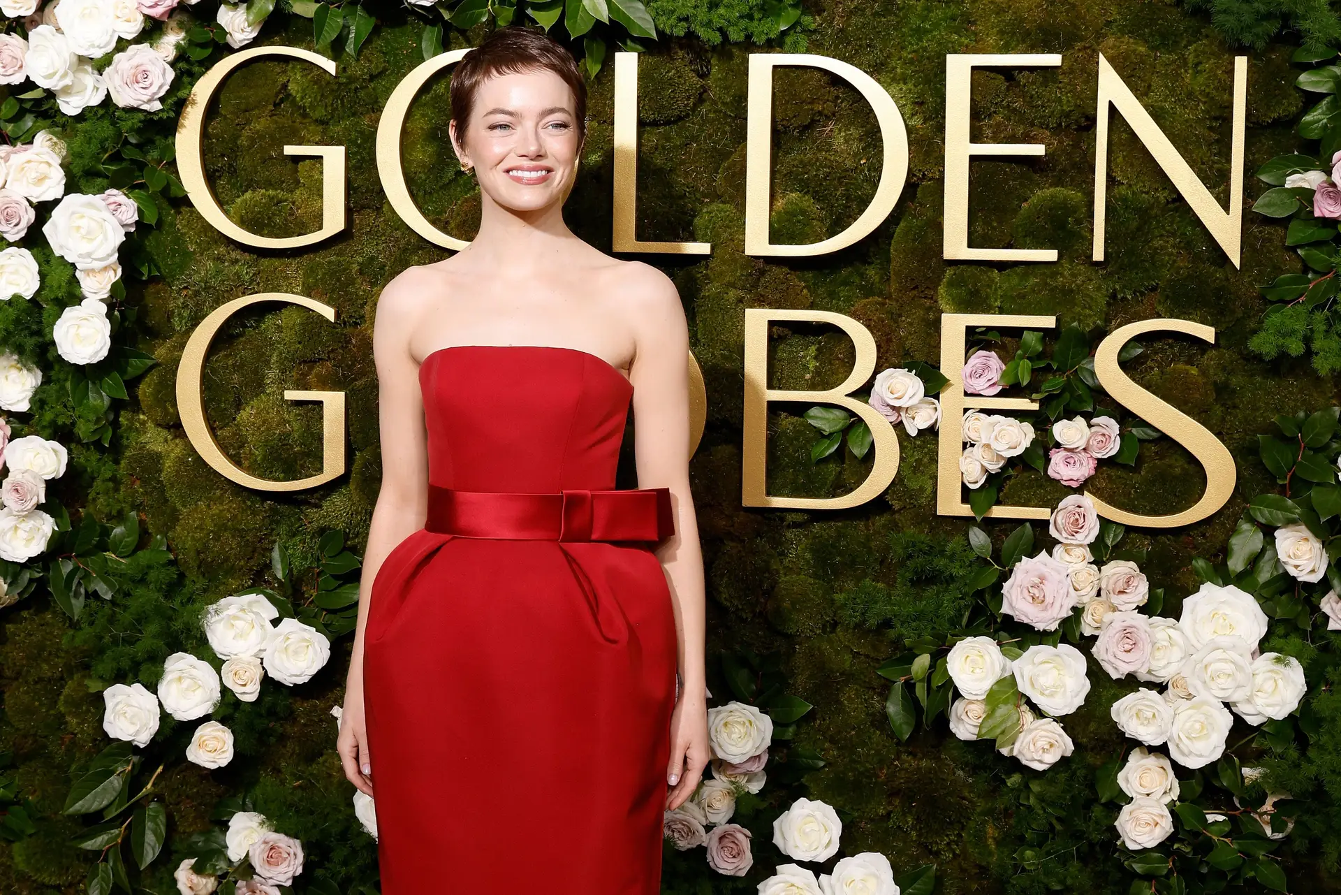 Mudança radical! Emma Stone surpreende com novo visual na passadeira vermelha dos Golden Globes