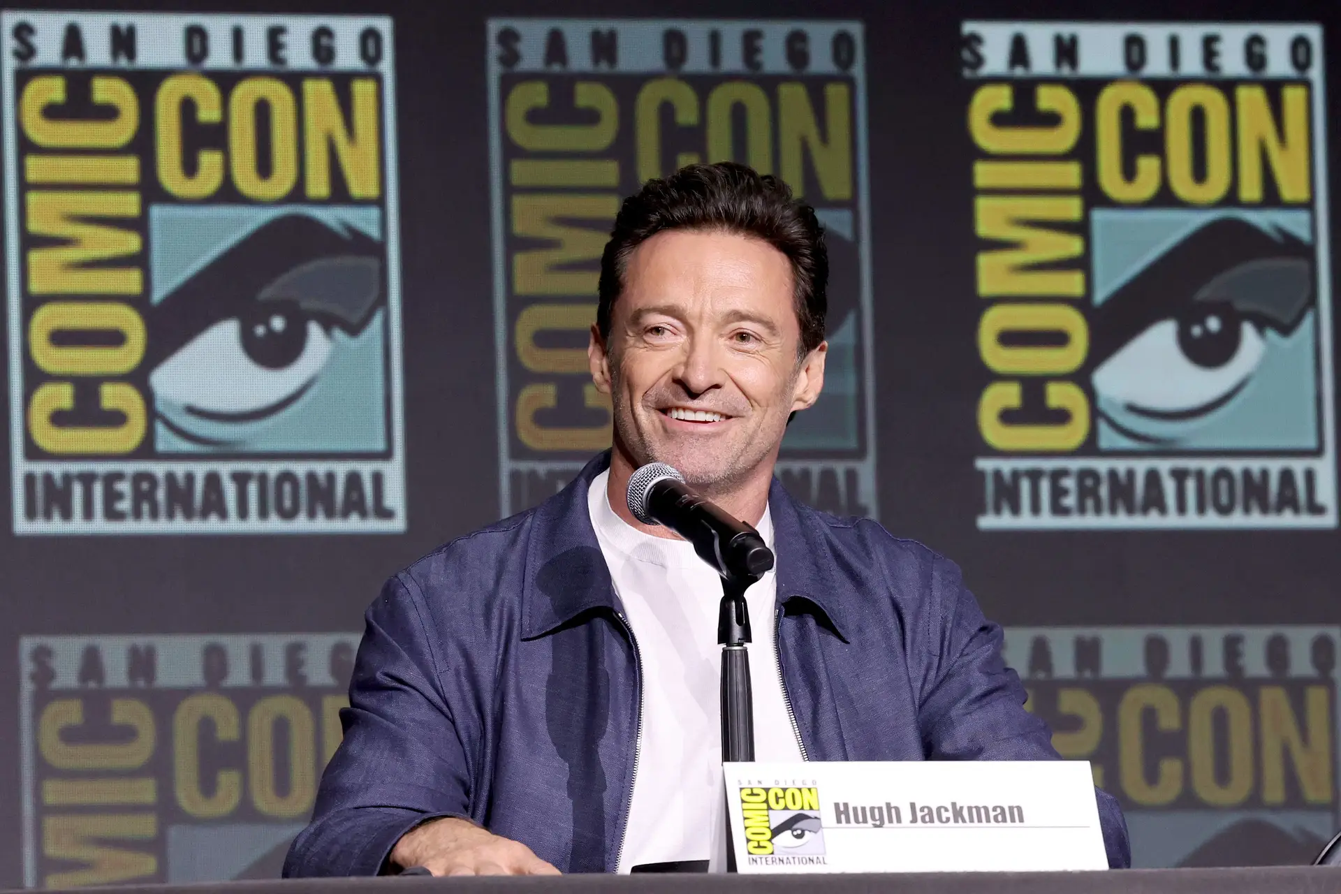 Hugh Jackman mostra fotografia emotiva com a mãe que o abandonou aos oito anos