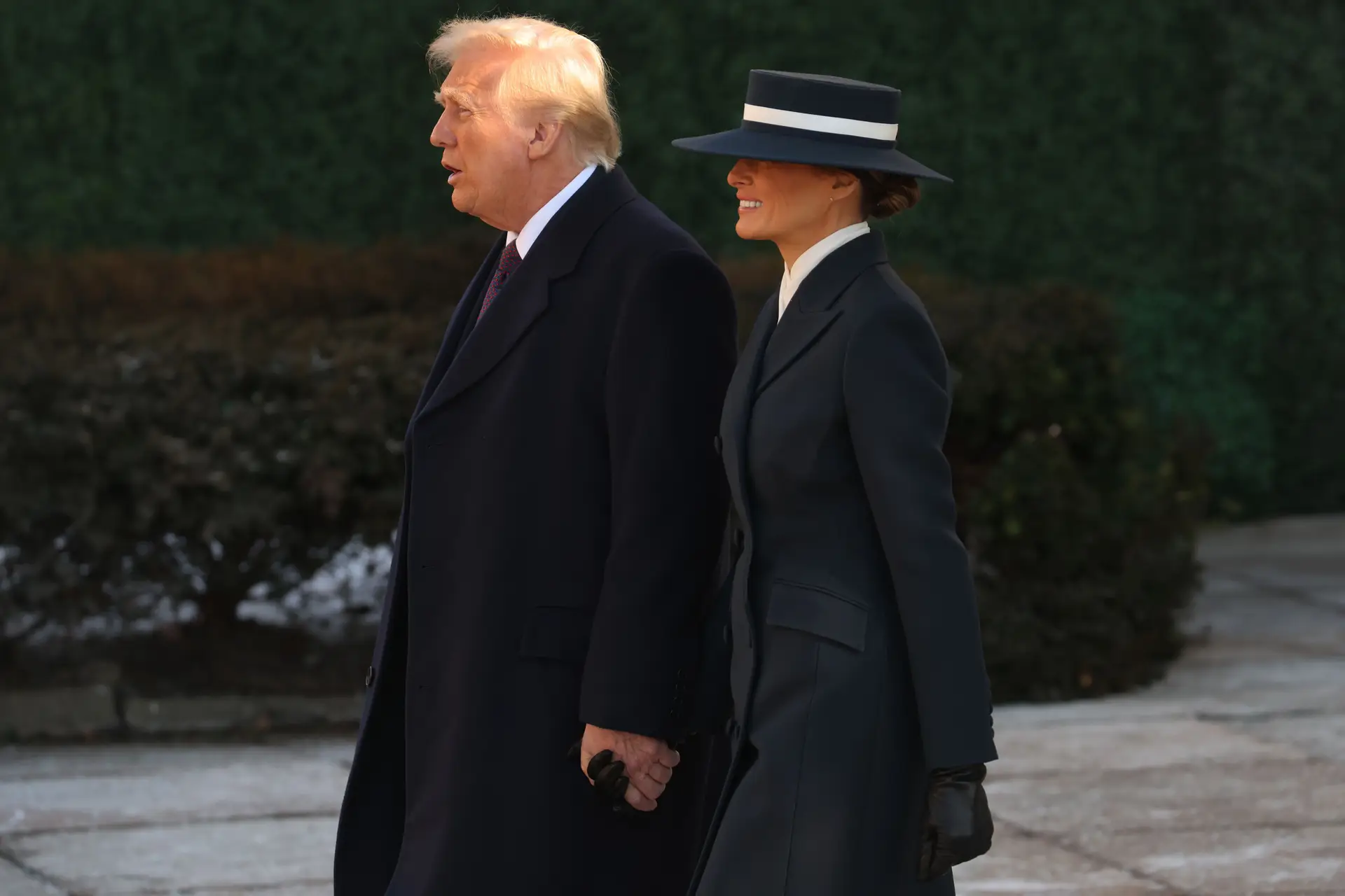 De volta à Casa Branca! Melania Trump elege look clássico e rouba atenções com chapéu