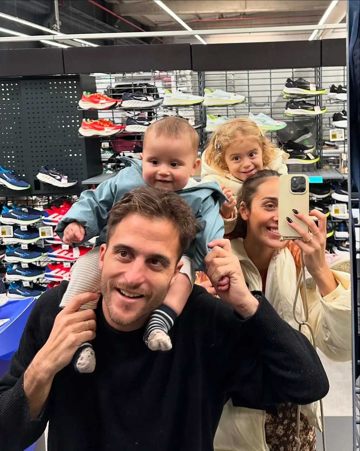 Rita Patrocínio e os registos amorosos ao lado do marido e das filhas: "É que são mesmo a cara do pai"