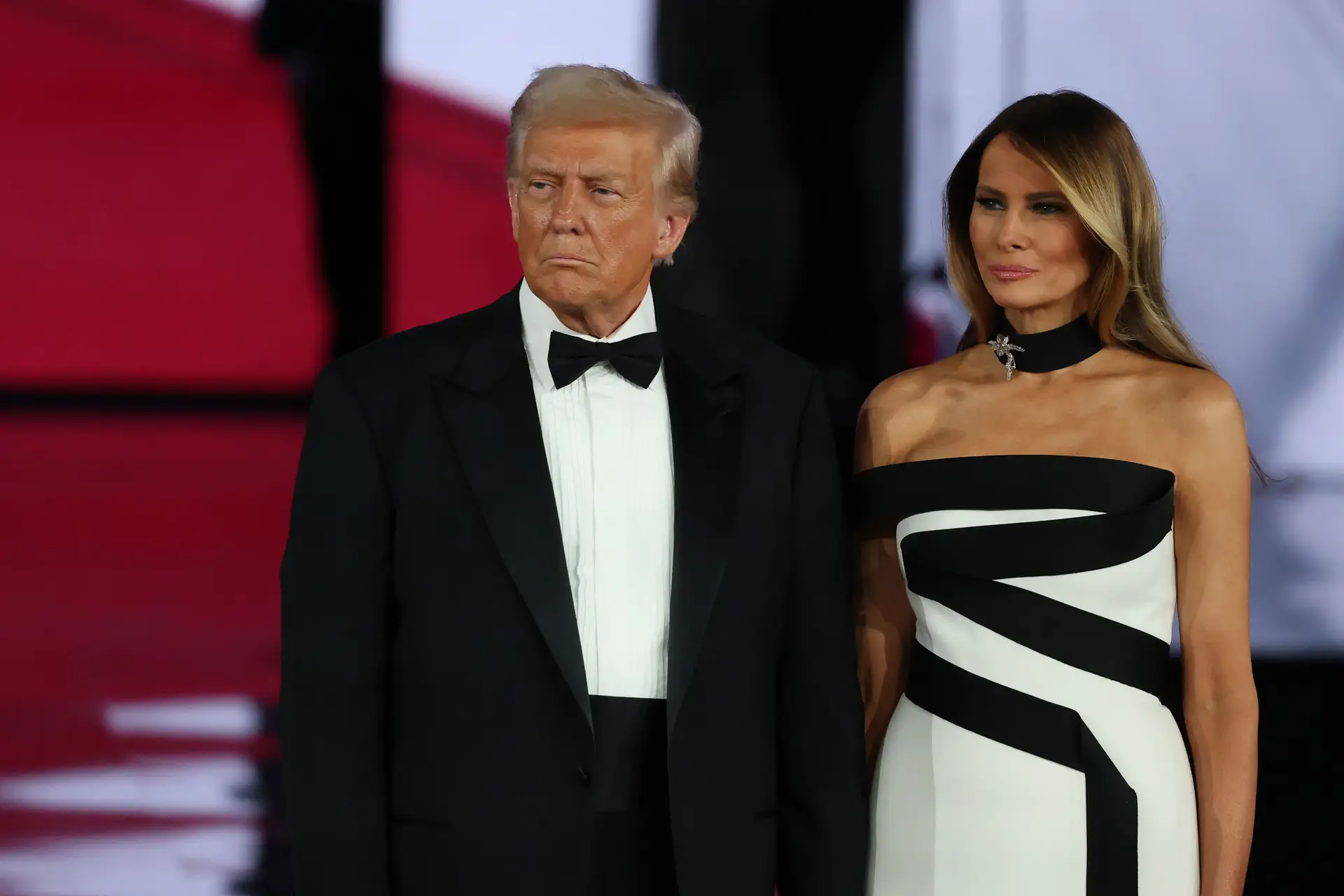 Após 'look rígido', Melania dá nas vistas com vestido bicolor durante dança com Trump