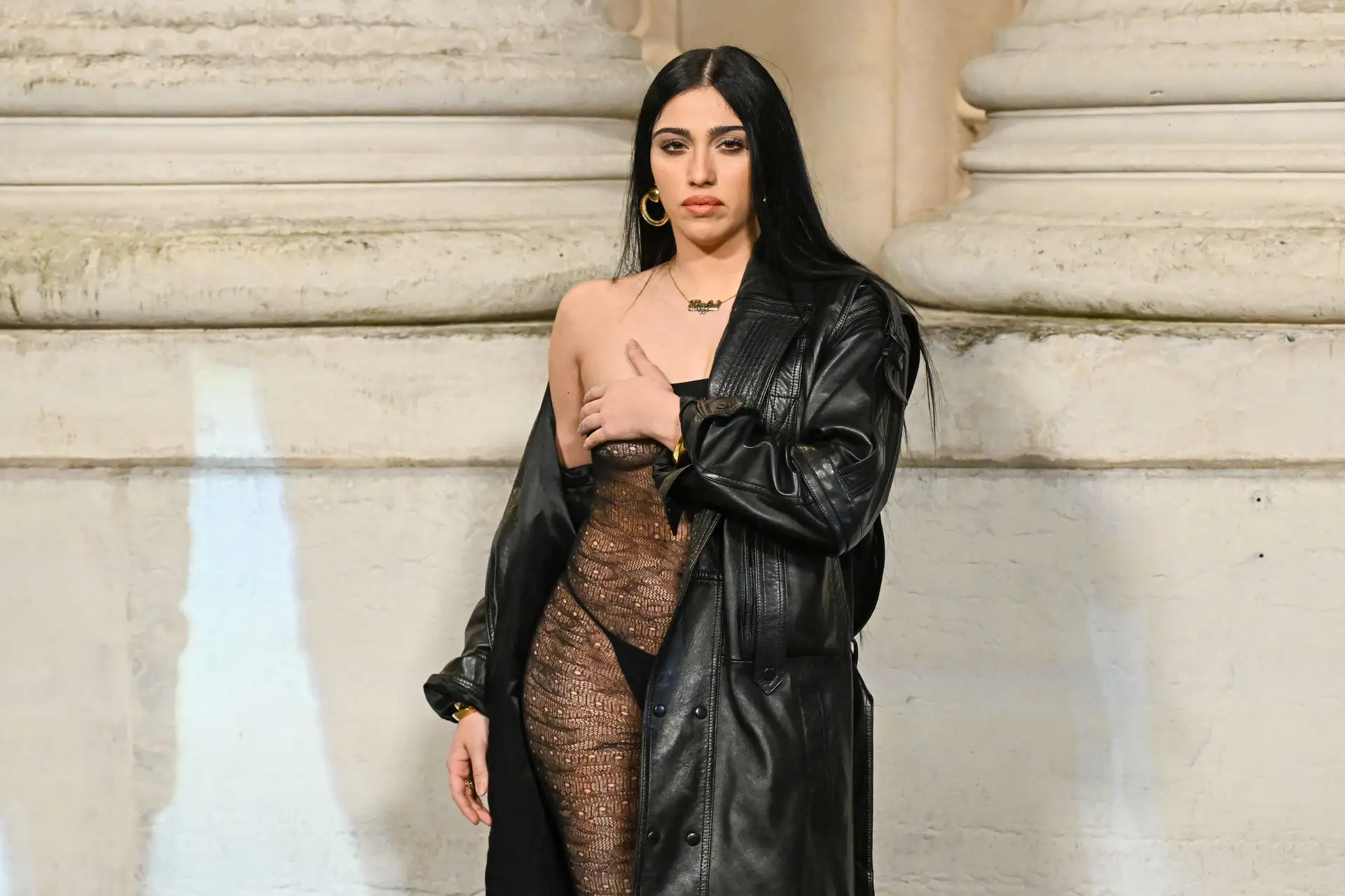 Lourdes Maria, filha de Madonna, dá que falar com look transparente e ousado 